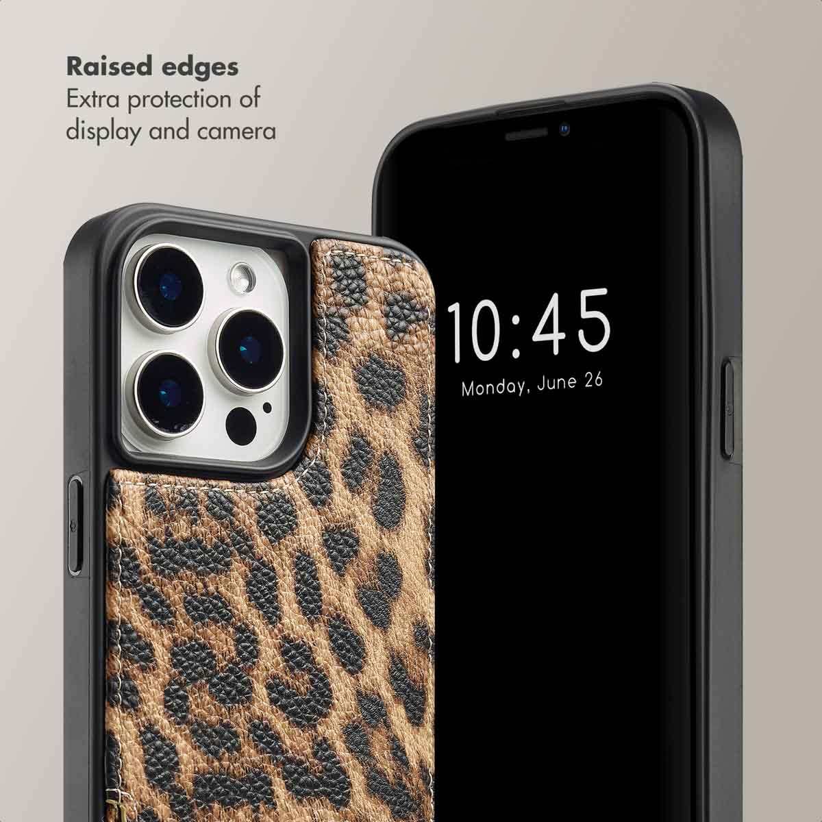 Smartphone avec étui en cuir imprimé léopard, bords surélevés pour protéger l'appareil photo et l'écran.