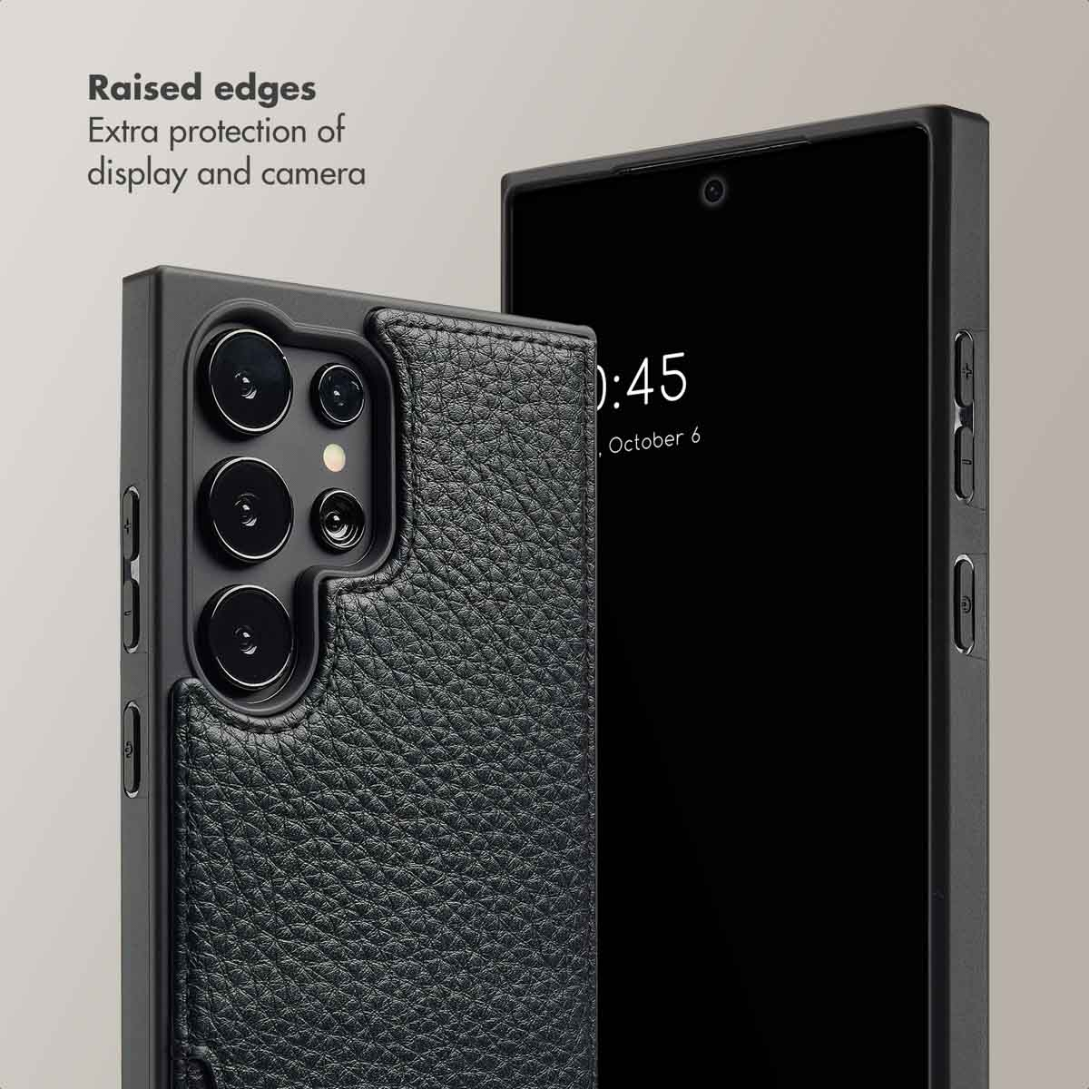 Un teléfono con funda de cuero negra y bordes elevados para proteger la pantalla y la cámara.