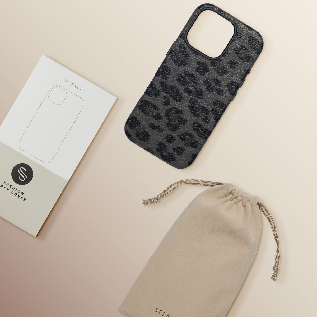 Una cover per telefono leopardata nera, una scatola bianca coordinata e un sacchetto beige su fondo chiaro.