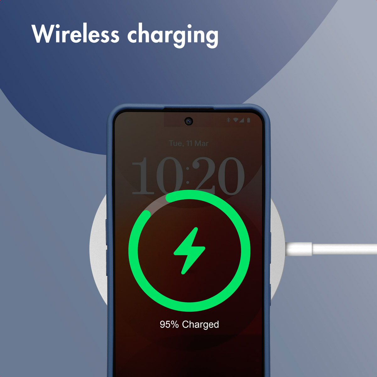 Un smartphone se carga de forma inalámbrica en una base blanca, mostrando 95% cargado.