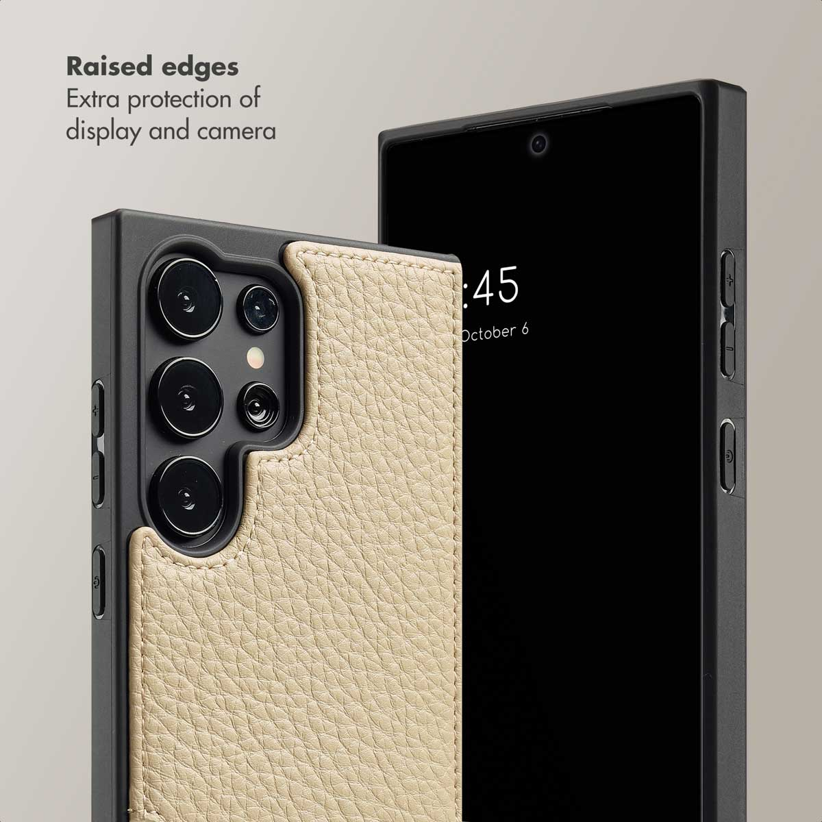 Smartphone en funda protectora negra con cuero beige en la parte trasera sobre fondo gris.