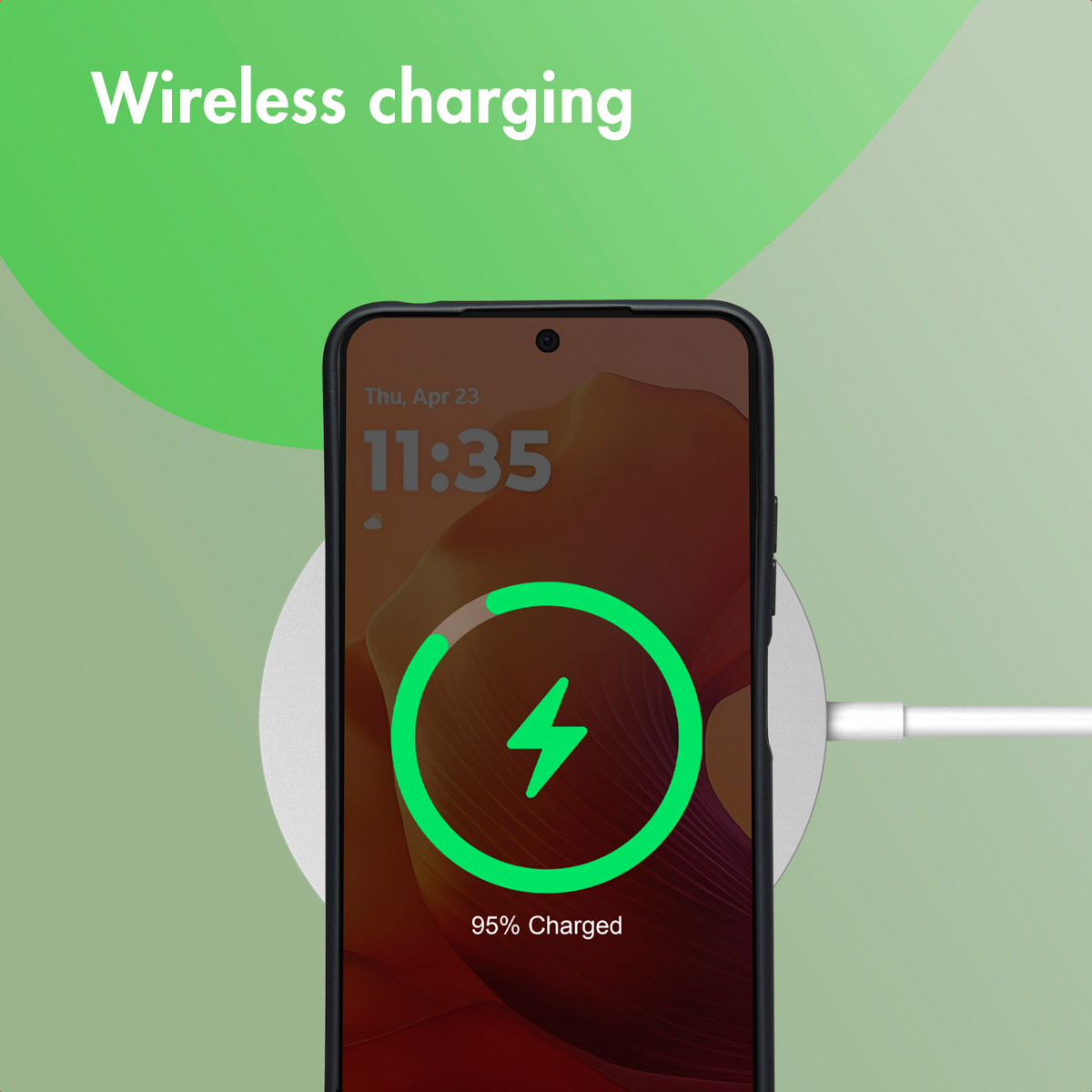 Un smartphone sobre una base de carga inalámbrica redonda con fondo verde.