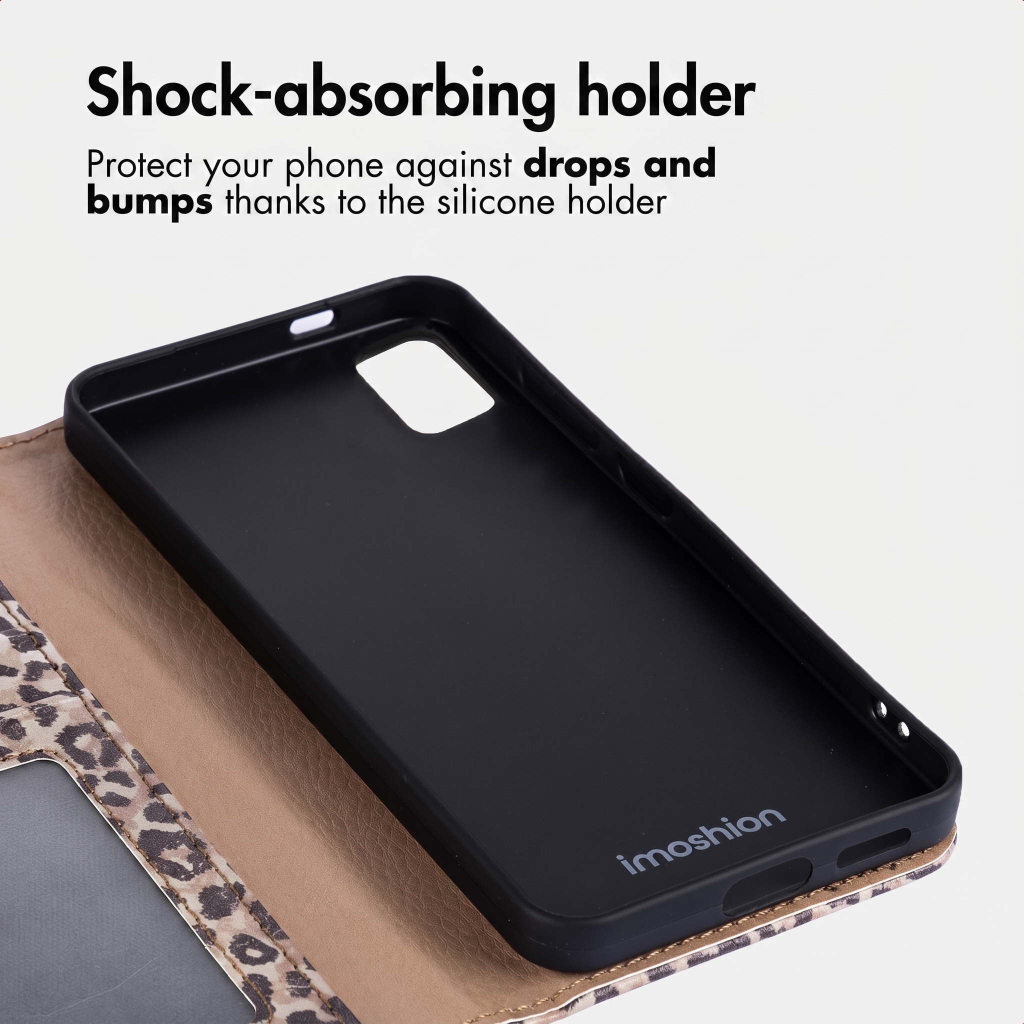 Un supporto in silicone nero antiurto all'interno di una custodia per telefono leopardata.