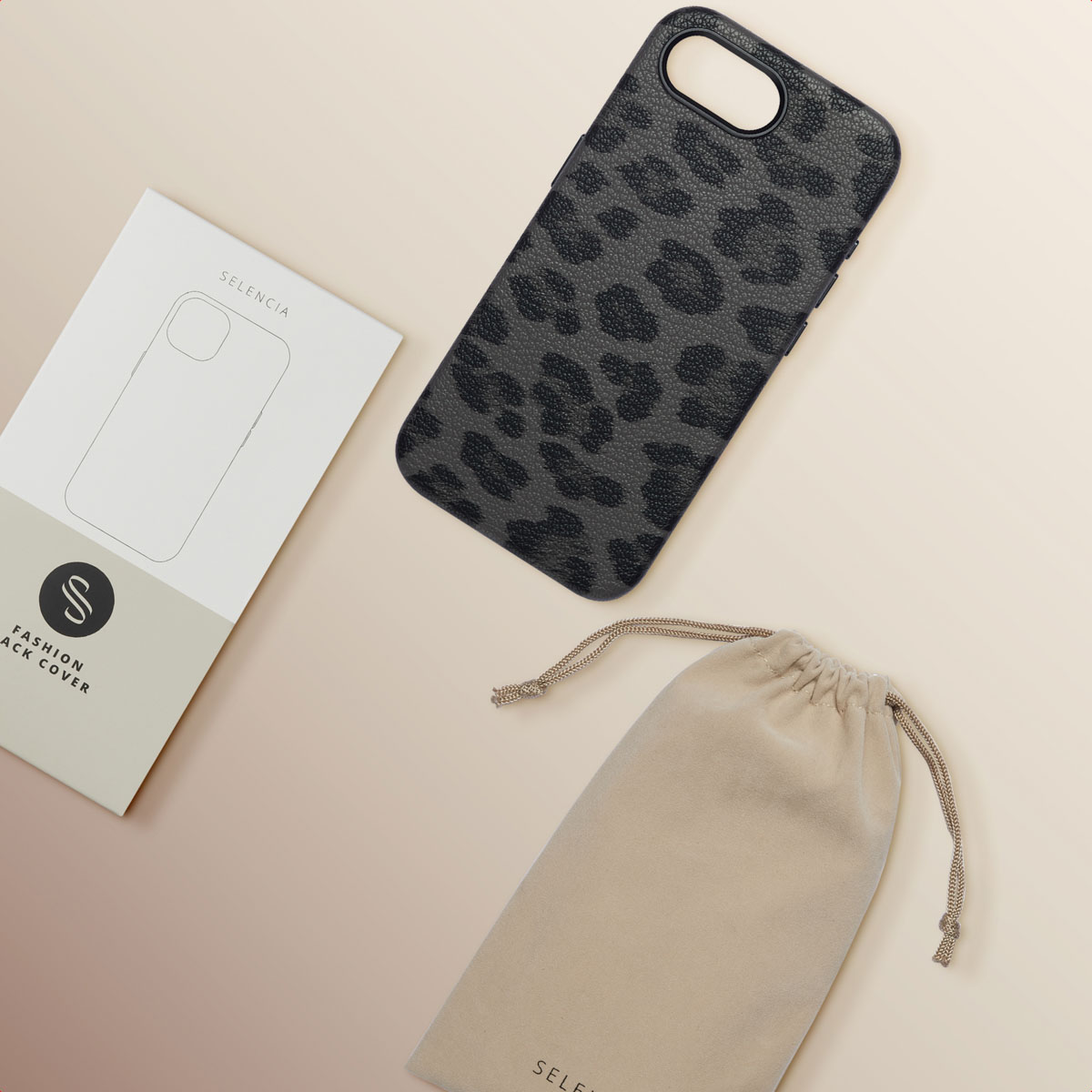 Custodia per telefono nera con stampa leopardo, confezione e sacchetto beige con coulisse su sfondo chiaro.