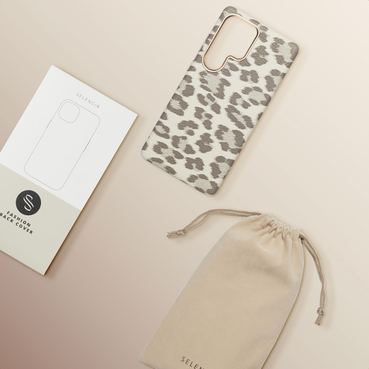 Una funda de móvil de leopardo, caja y una bolsa beige sobre fondo beige.