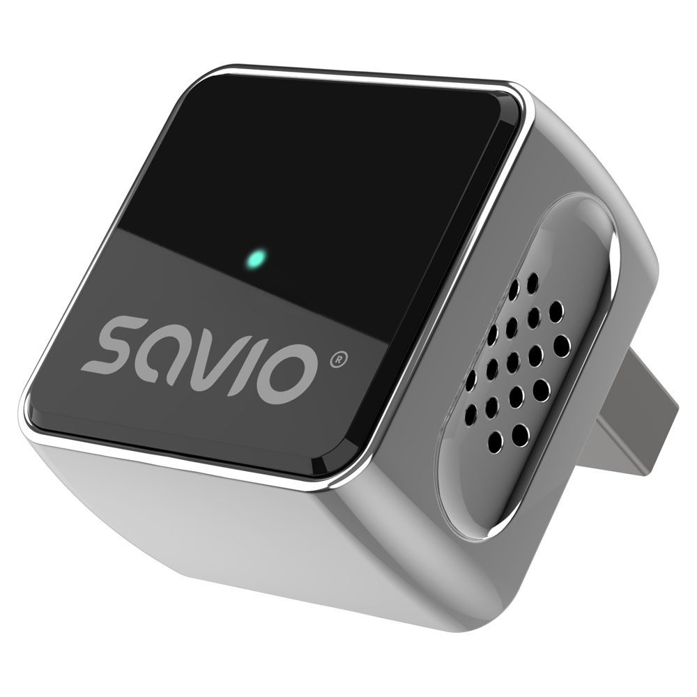 Srebrny adapter Bluetooth Savio z czarnym panelem przednim i zieloną diodą LED na białym tle.