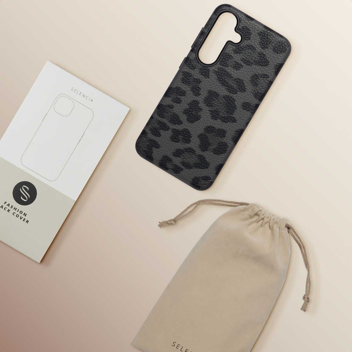Funda de móvil con estampado de leopardo, caja y bolsa sobre fondo neutro.
