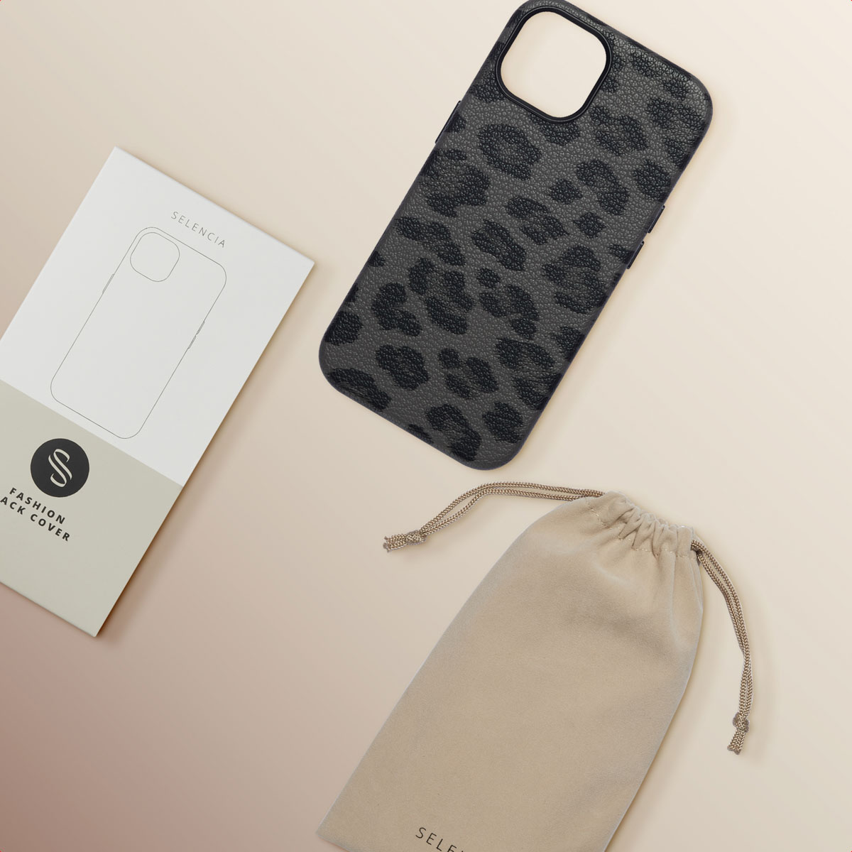 Una funda de móvil negra con estampado de leopardo junto a su caja y una bolsa beige sobre fondo claro.