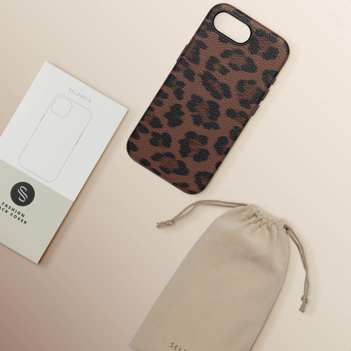 Cover per telefono leopardata, scatola e sacchetto beige su sfondo neutro.