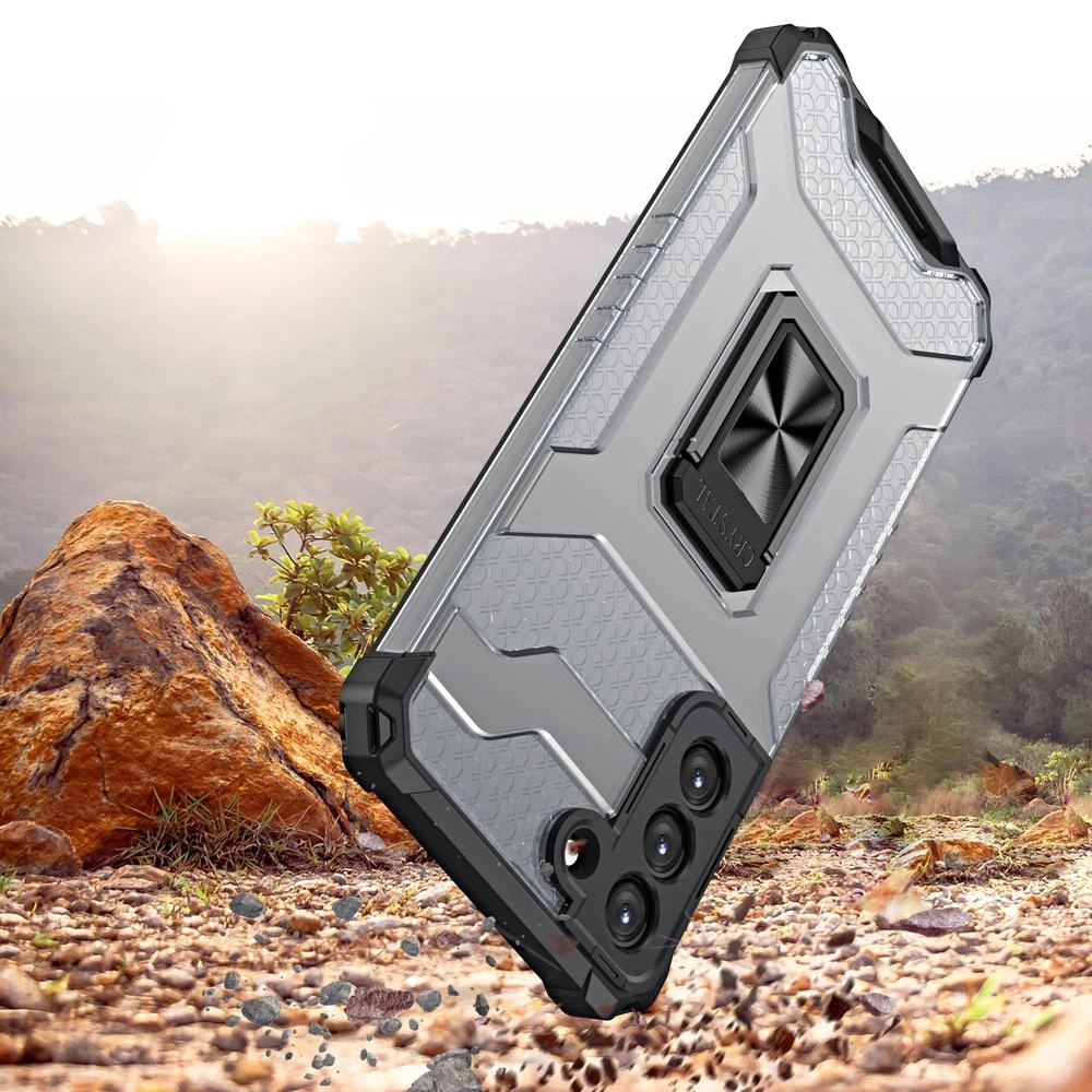 Una robusta custodia per smartphone argento e nera fluttua su un terreno sassoso con montagne sullo sfondo.