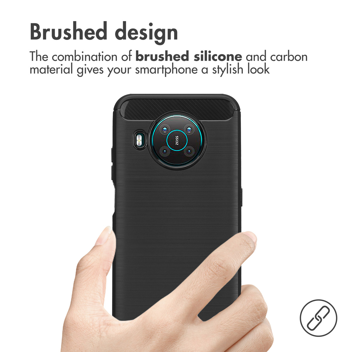 Mano che tiene una cover per smartphone nera con design spazzolato e dettagli in carbonio.