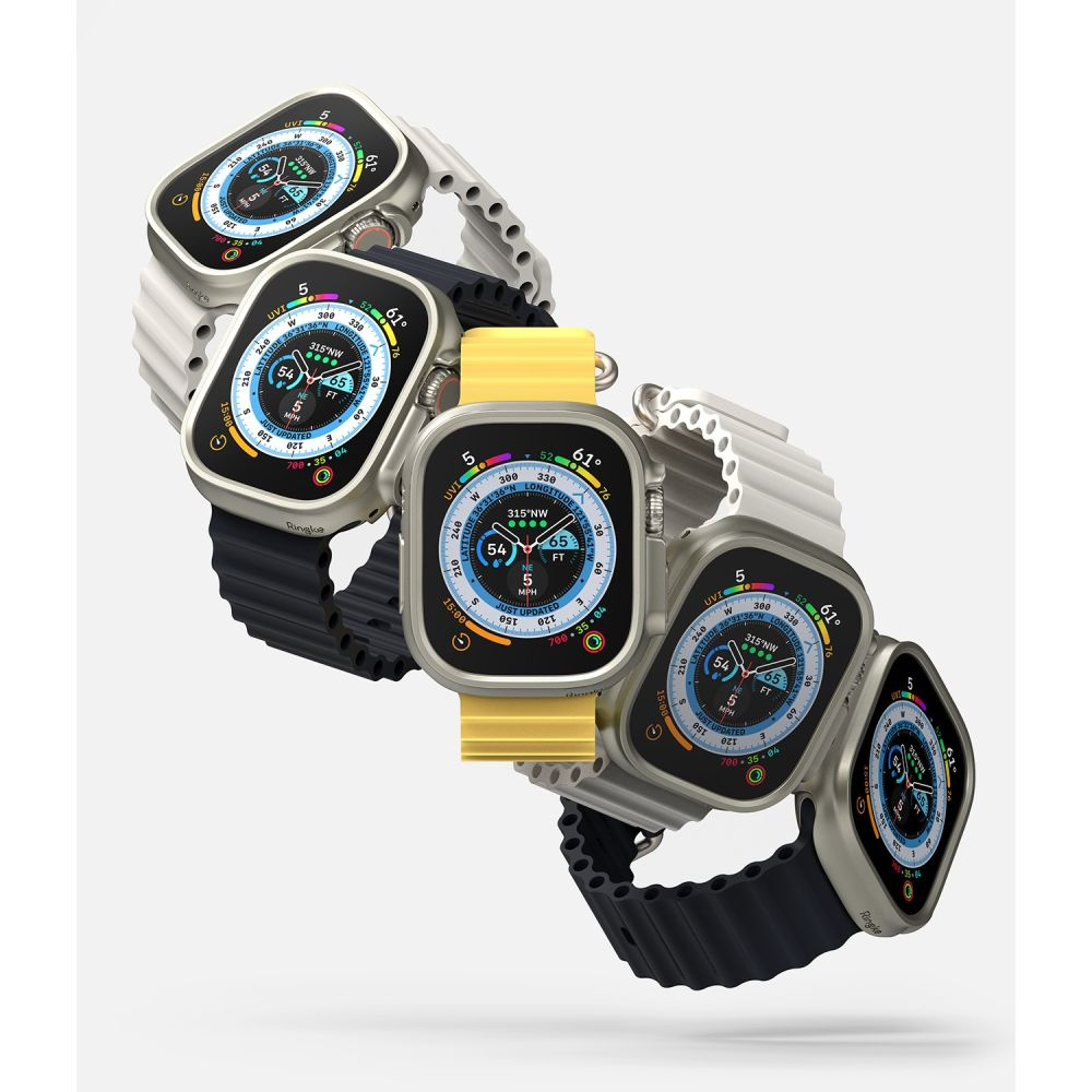 Cinque smartwatch con casse rettangolari e quadranti colorati sono disposti in diagonale su uno sfondo bianco.