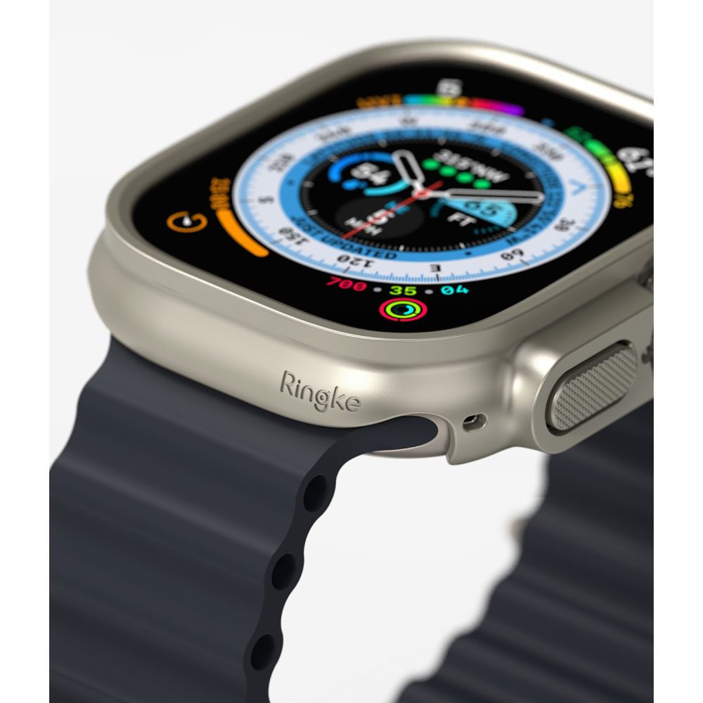 Primo piano di uno smartwatch con cassa metallica, cinturino scuro e quadrante digitale su sfondo bianco.