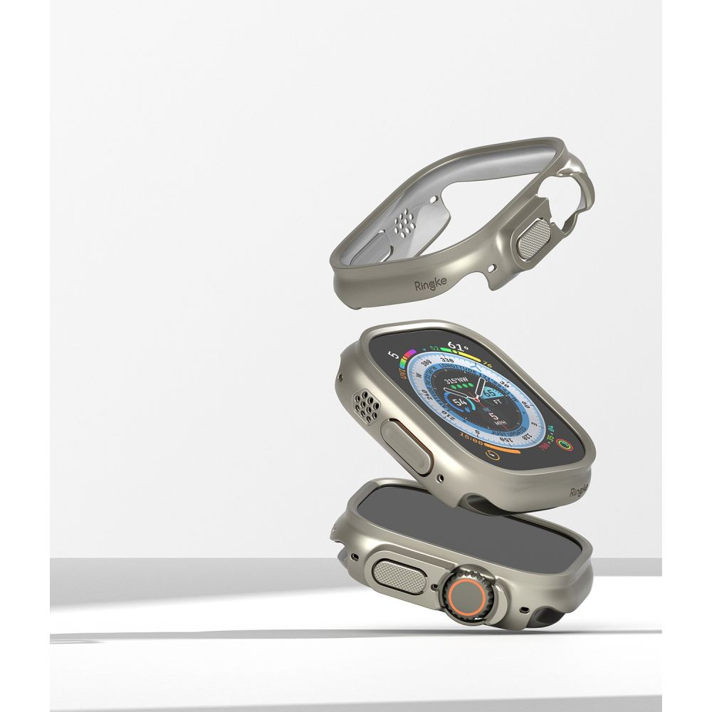 Vista esplosa di uno smartwatch che mostra custodia protettiva, corpo e display su sfondo bianco.