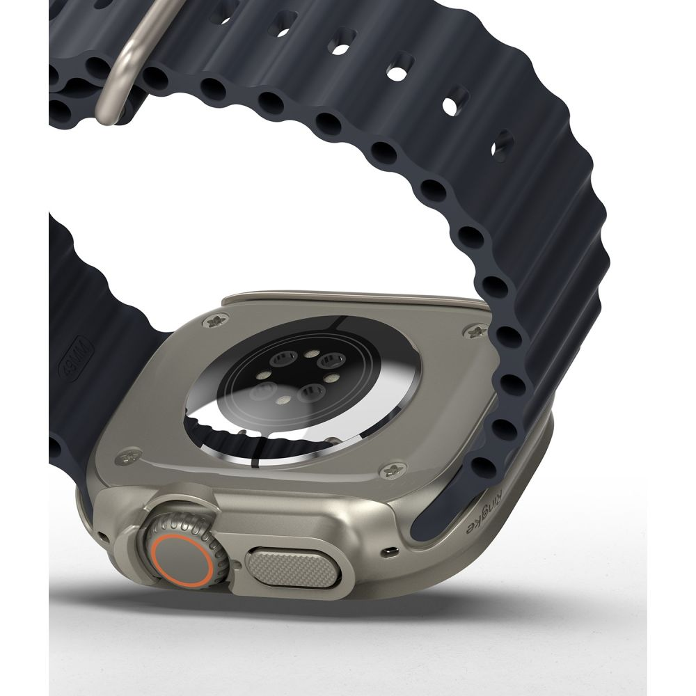 Vista posteriore di uno smartwatch con cinturino in silicone blu scuro su sfondo bianco.