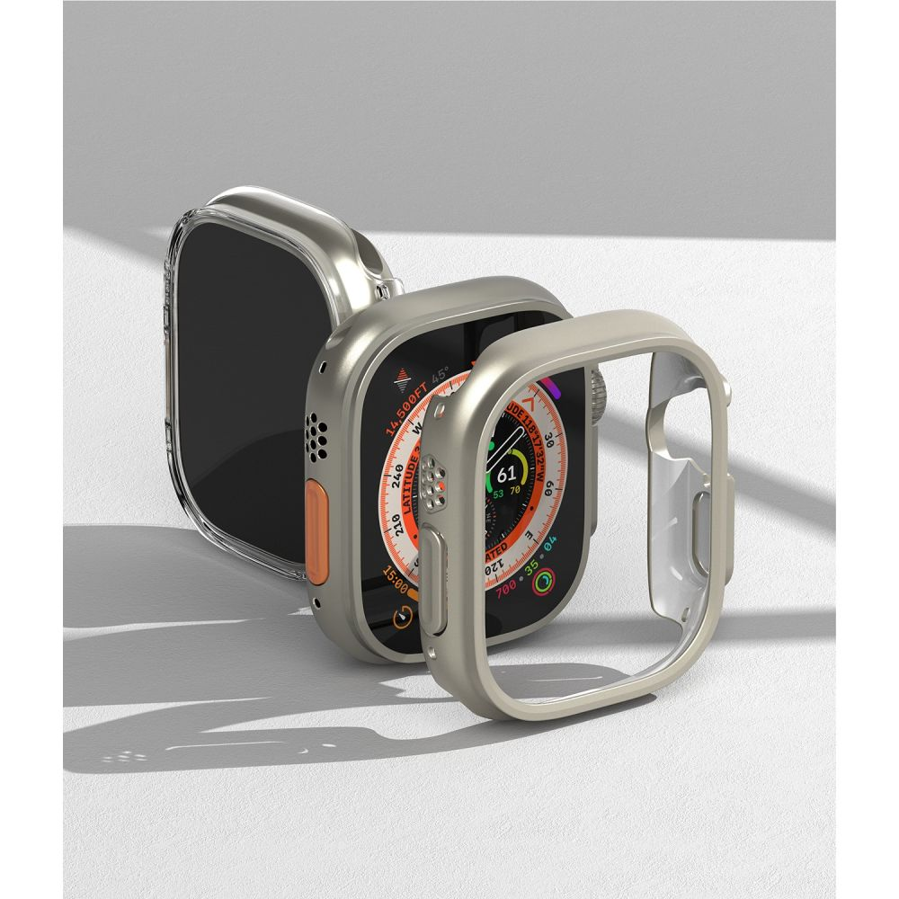 Tre custodie protettive per smartwatch di diversi colori e finiture sono posizionate in diagonale su una superficie bianca.
