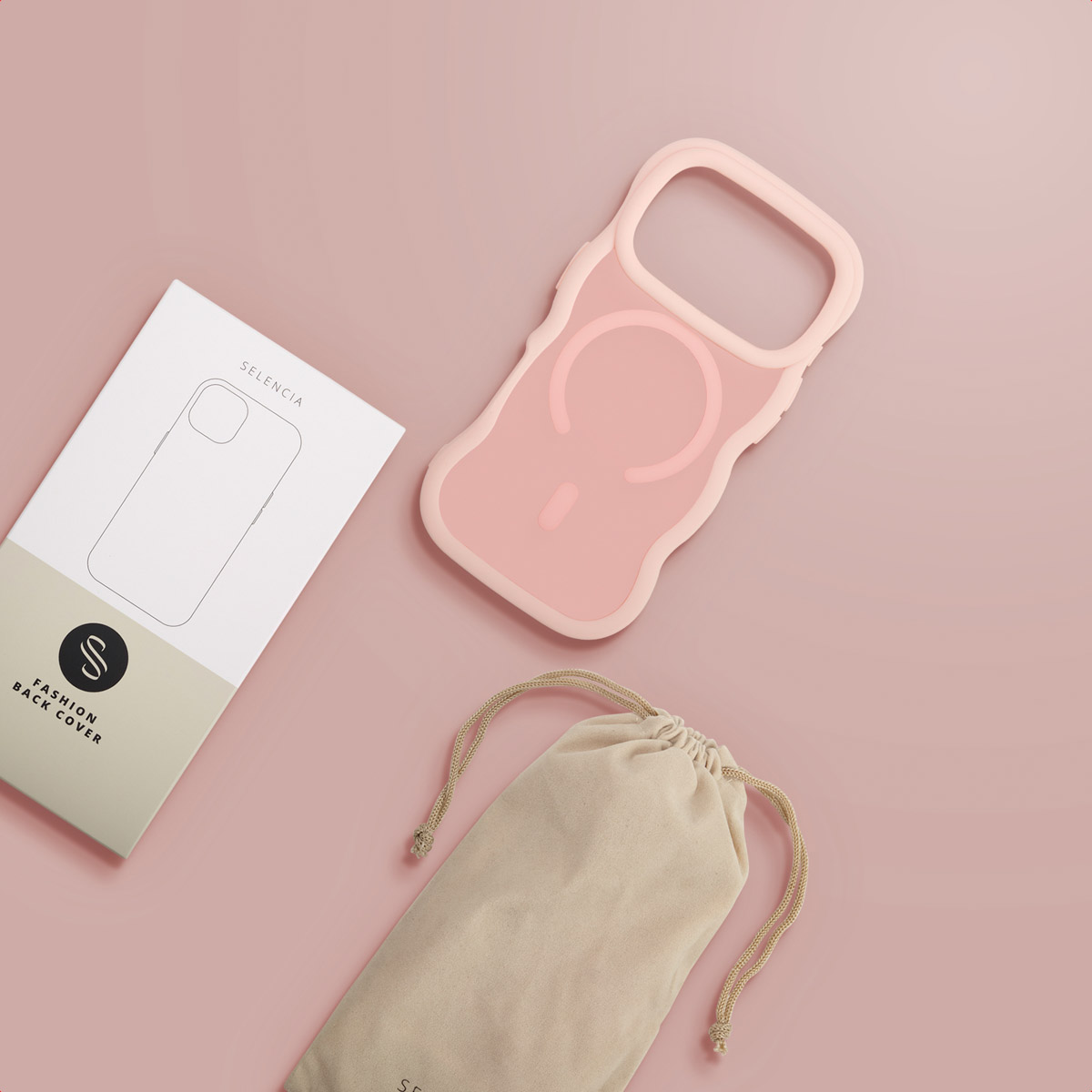 Una funda de móvil rosa, su caja y una bolsa de tela beis están dispuestas sobre una superficie rosa.