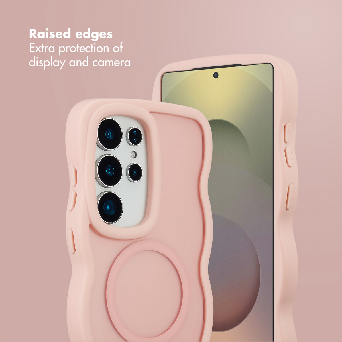 Due telefoni rosa con cover ondulate su sfondo rosa.