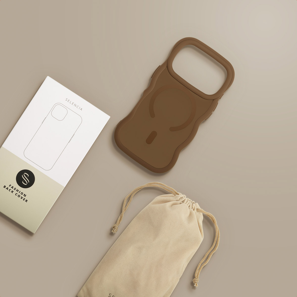 Una funda de móvil marrón, una caja blanca de Selencia y una bolsa beige sobre un fondo claro.