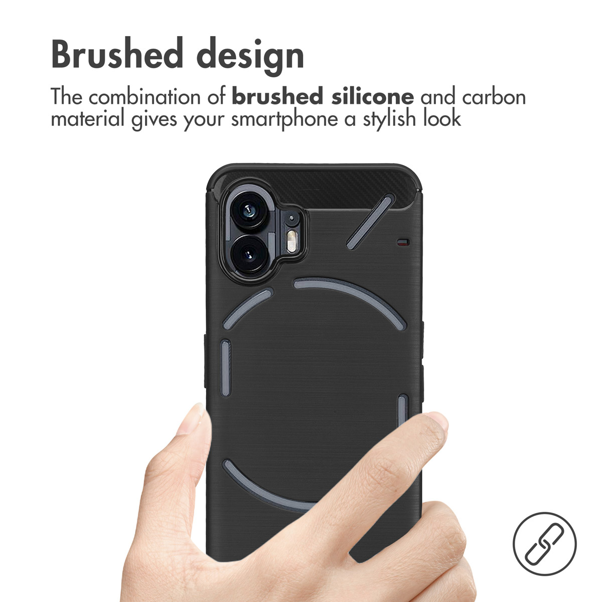 Hand hält ein schwarzes Smartphone mit einer strukturierten Schutzhülle gegen weißen Hintergrund.