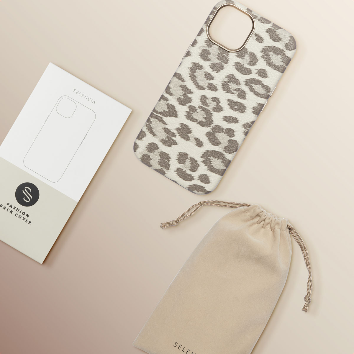Una funda de móvil con estampado de leopardo, una bolsa de terciopelo y envase sobre fondo beis.