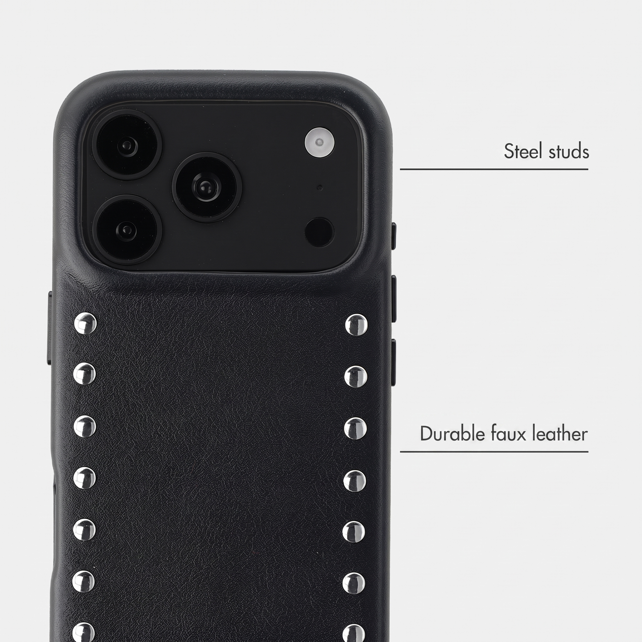 Coque de téléphone en cuir synthétique noir avec clous en acier et découpe pour appareil photo.