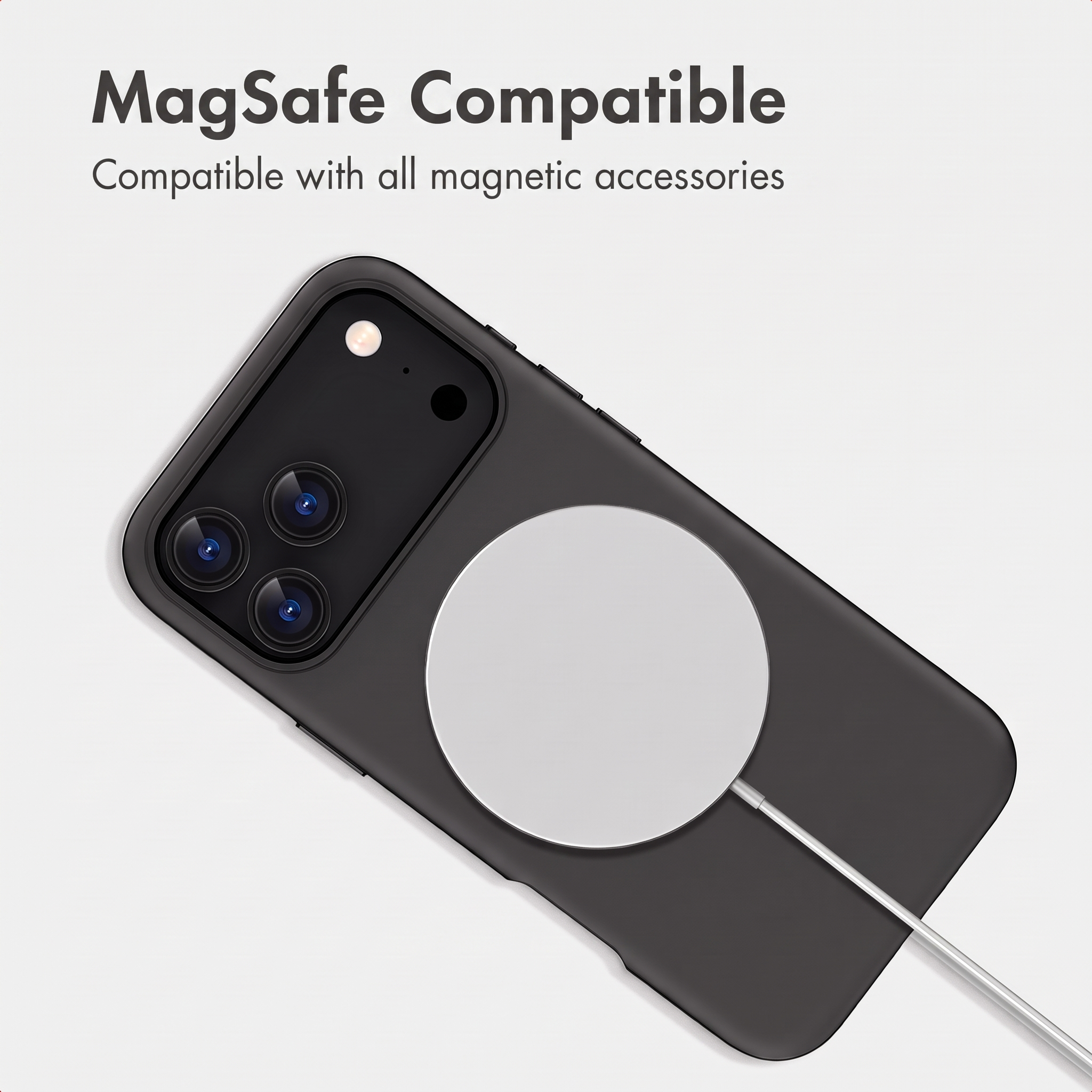 Uno smartphone nero in una custodia con un caricatore circolare MagSafe sul retro.