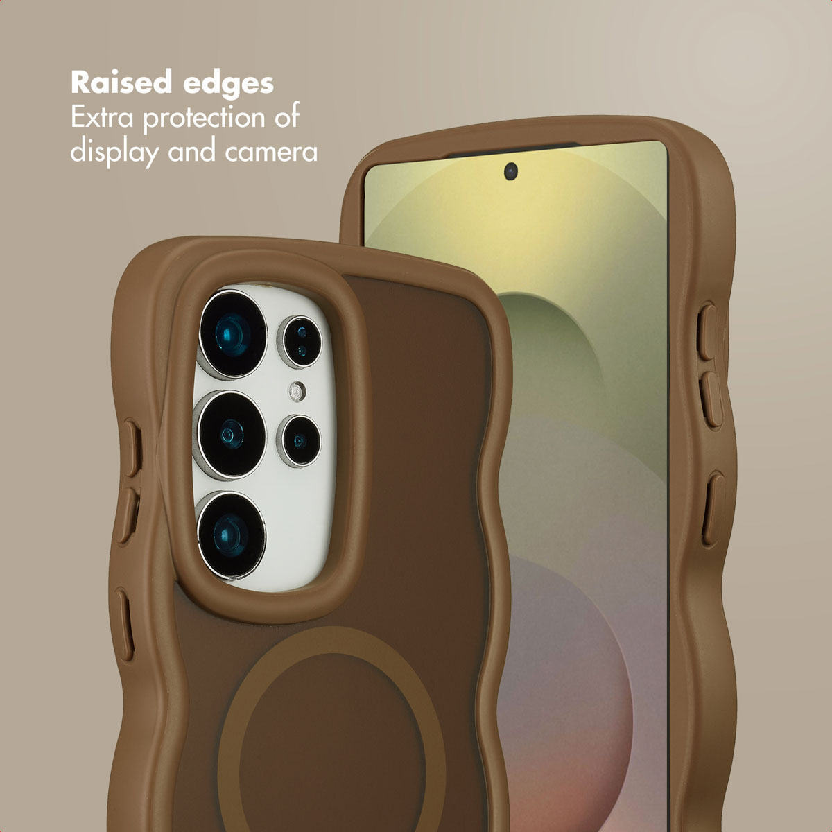 Due cover per smartphone marroni con bordi ondulati e ritaglio per fotocamera su sfondo neutro.