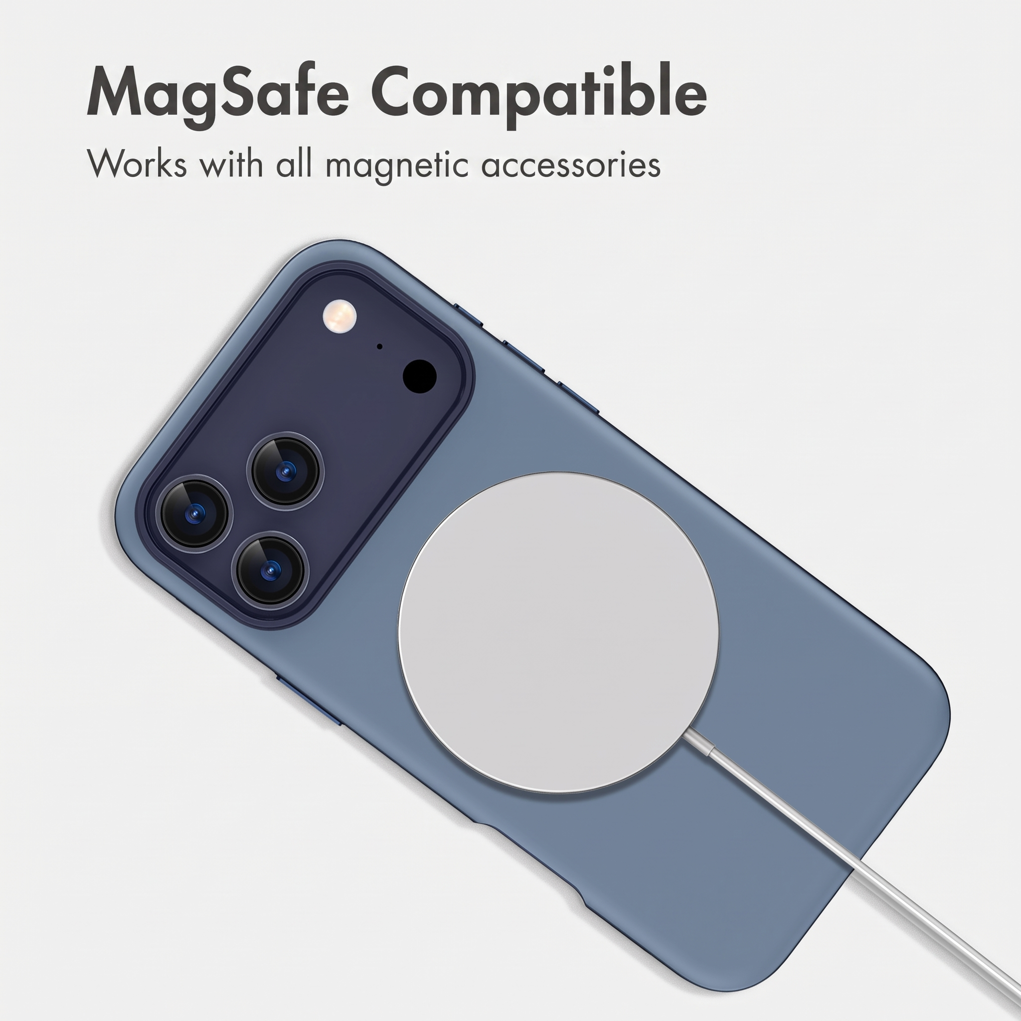 Uno smartphone blu con caricabatterie MagSafe attaccato sul retro su uno sfondo bianco.