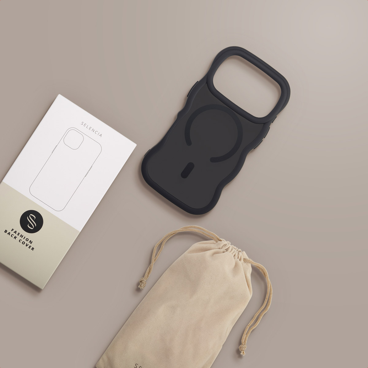 Una funda negra, una bolsa beige y su caja de embalaje dispuestas sobre una superficie marrón clara.
