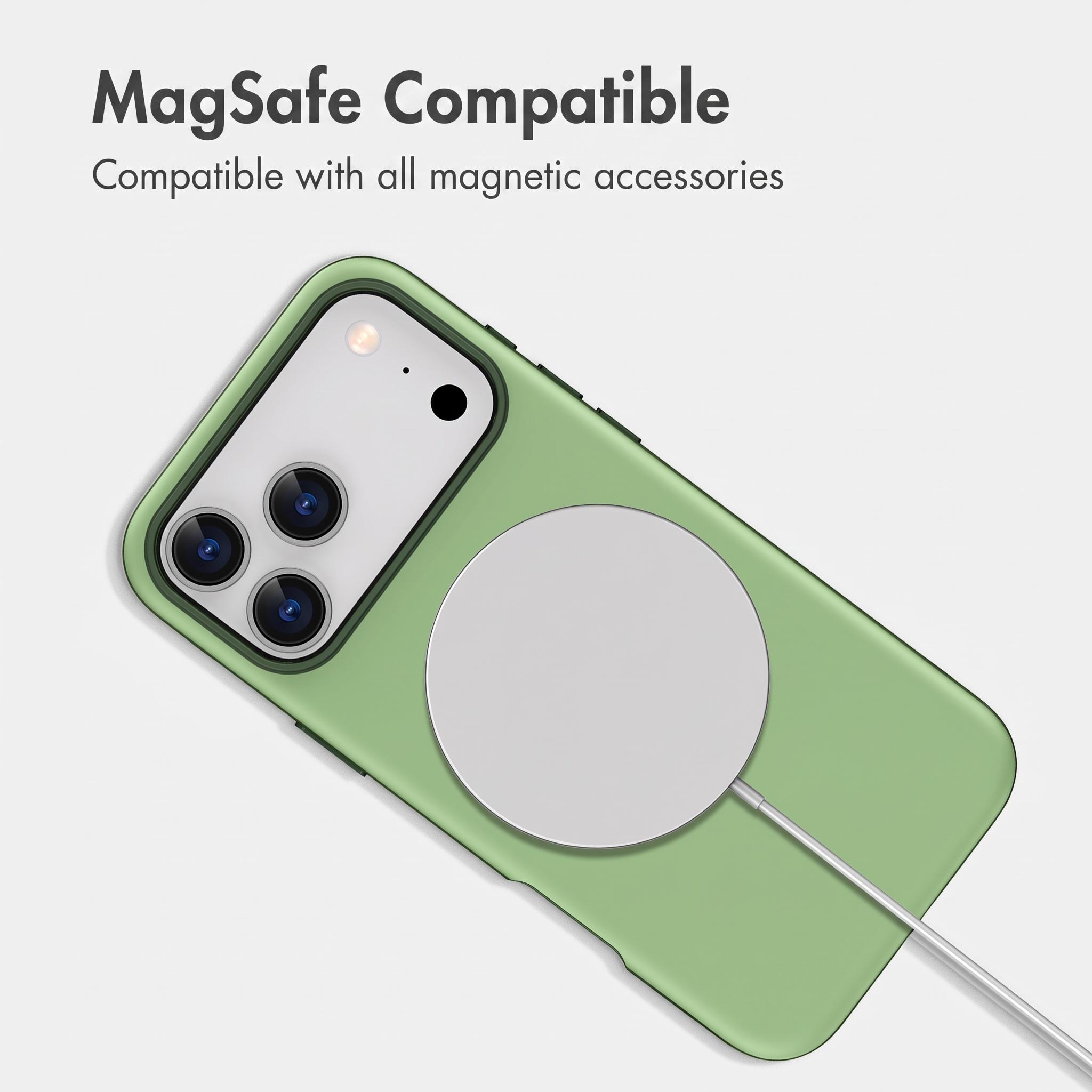 Smartphone verde in custodia con caricabatterie MagSafe rotondo e testo sopra.