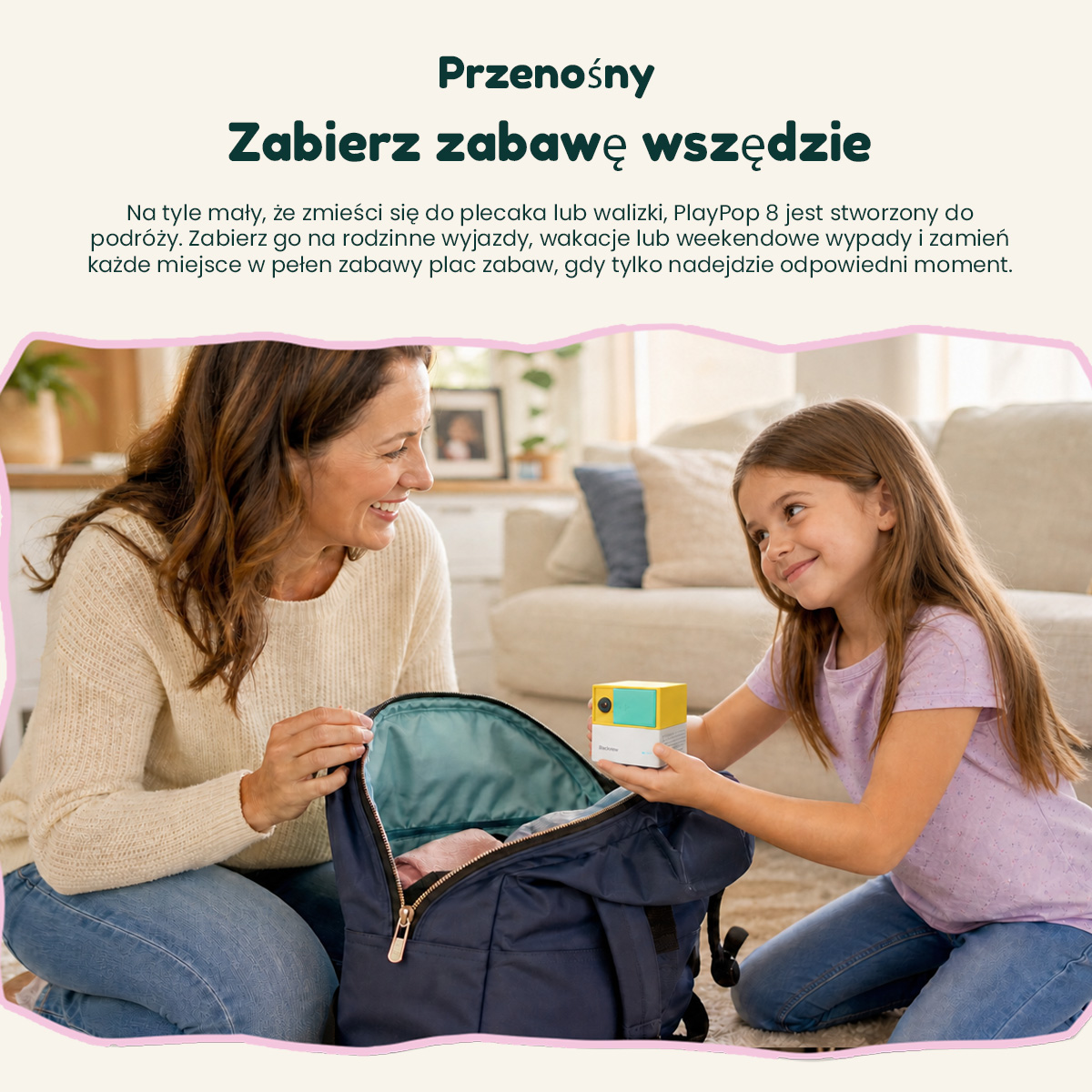 Uśmiechnięta kobieta i dziewczynka pakują małą żółtą zabawkę do niebieskiego plecaka w jasnym pokoju.