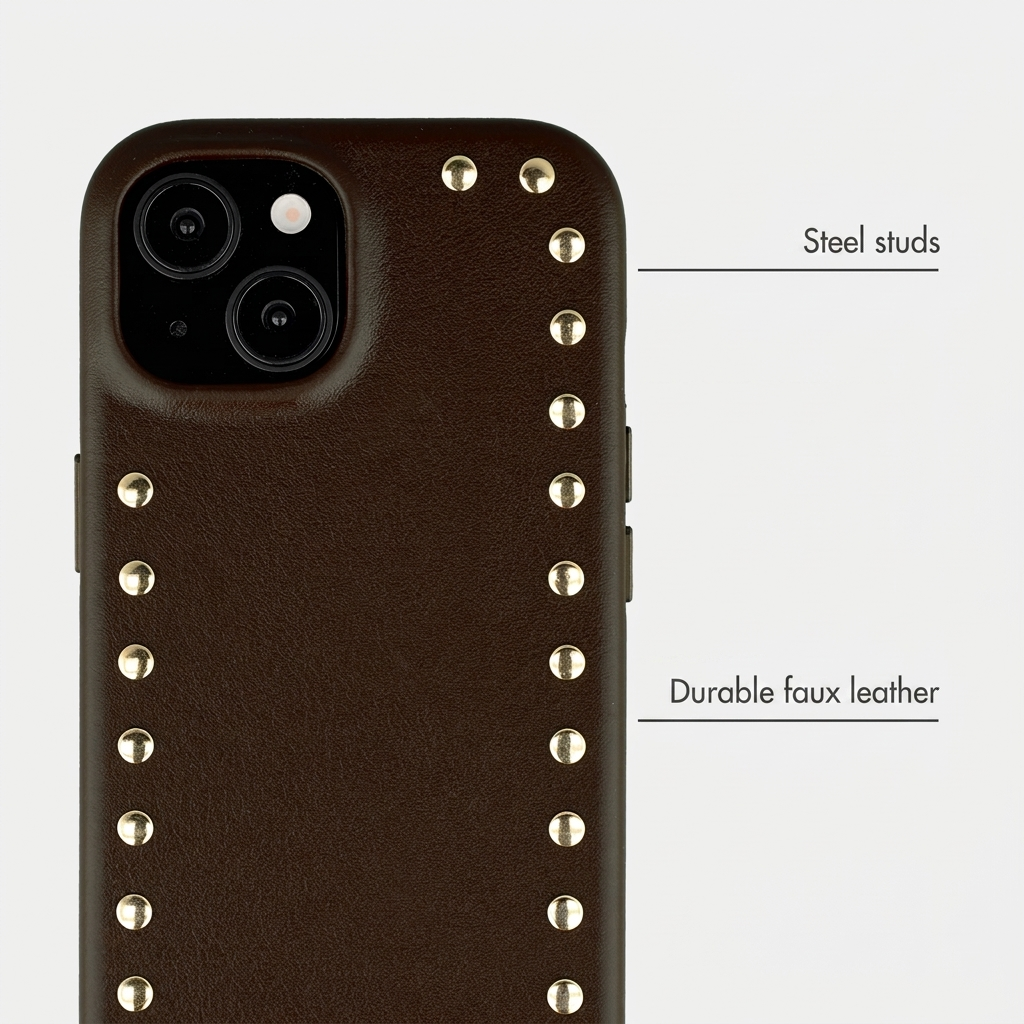 Donkerbruine kunstlederen telefoonhoesje met zilveren studs.
