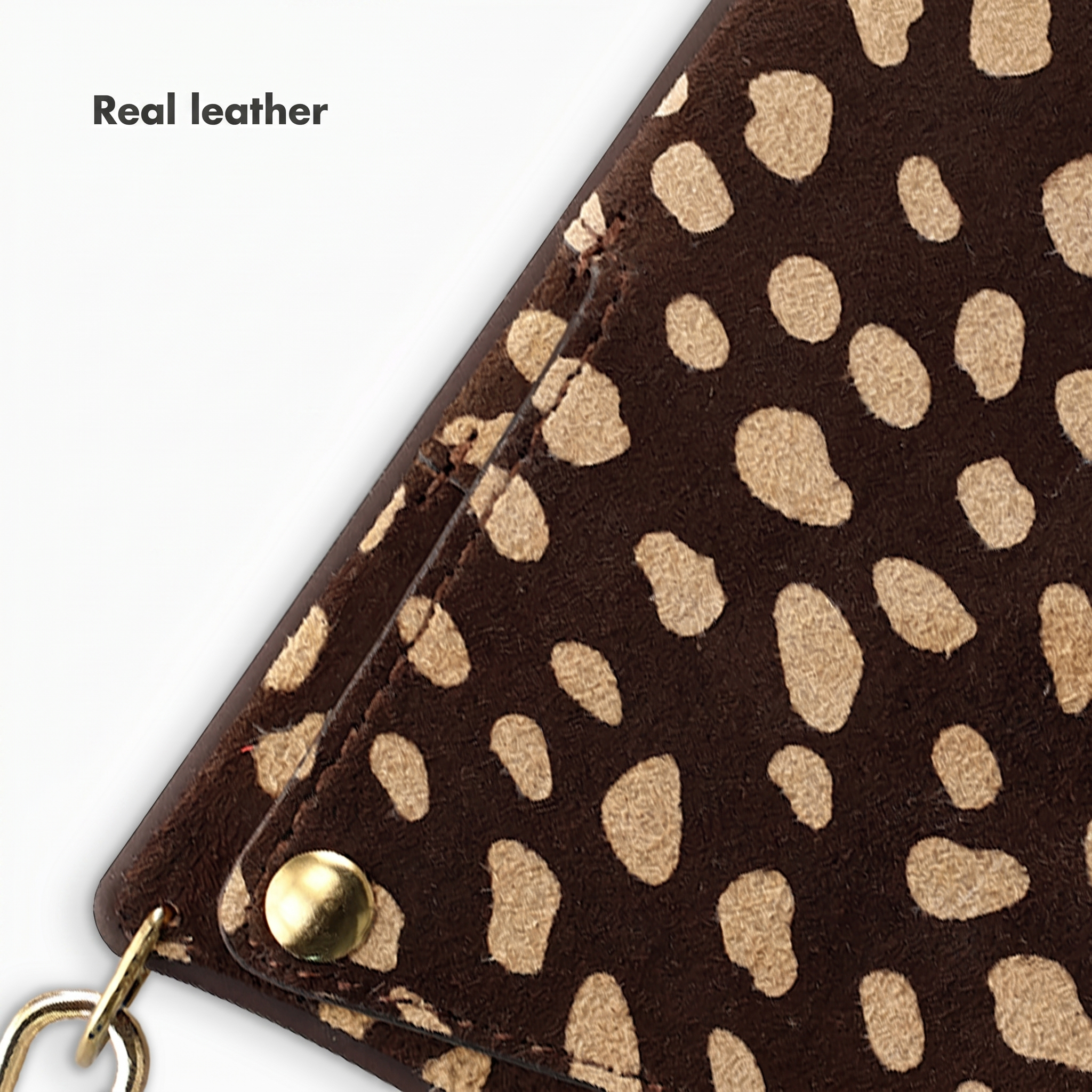 Cuir véritable marron avec motif dalmatien beige, rivet et anneau dorés.