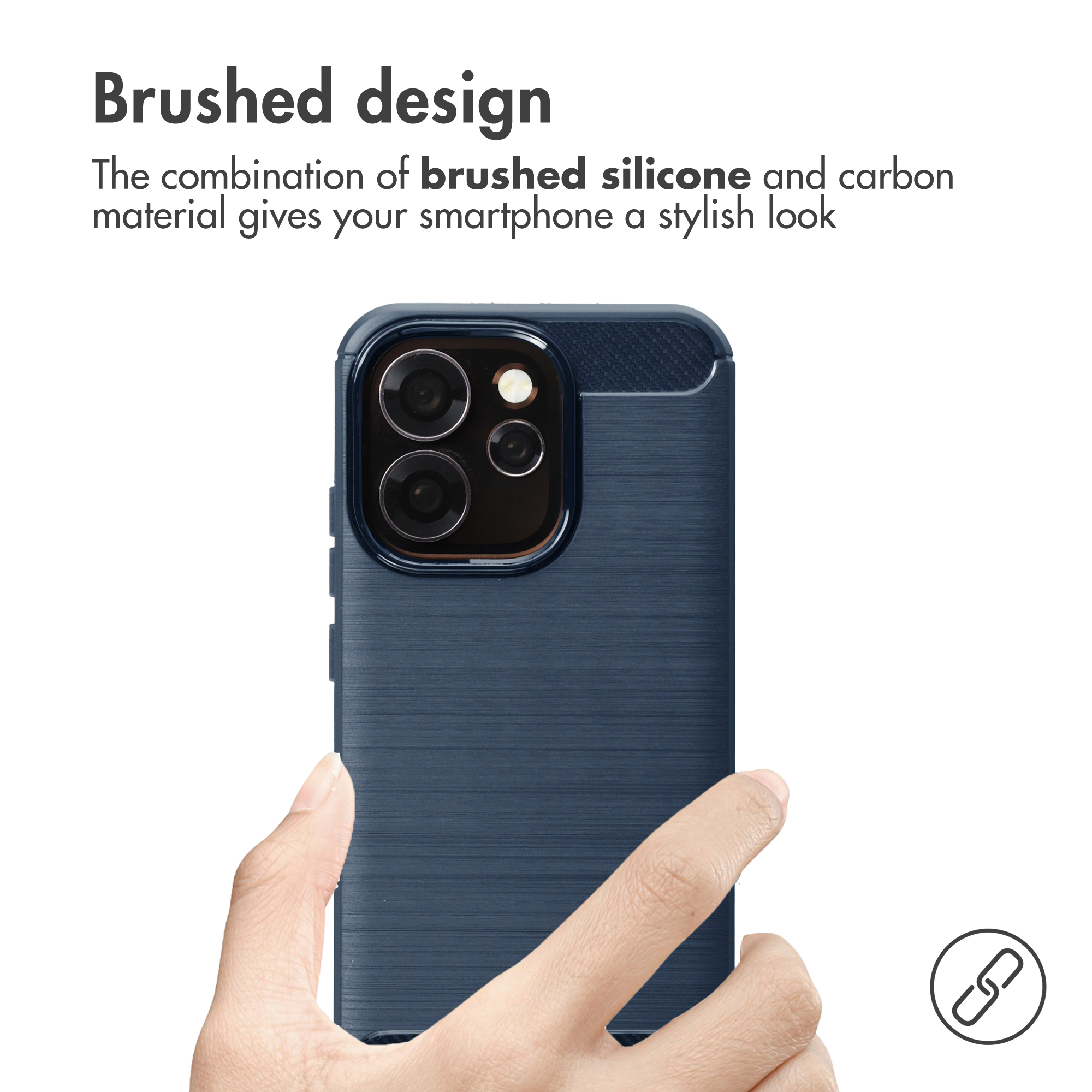 Mano sostiene uno smartphone blu scuro con cover in silicone spazzolato e carbonio su sfondo bianco.