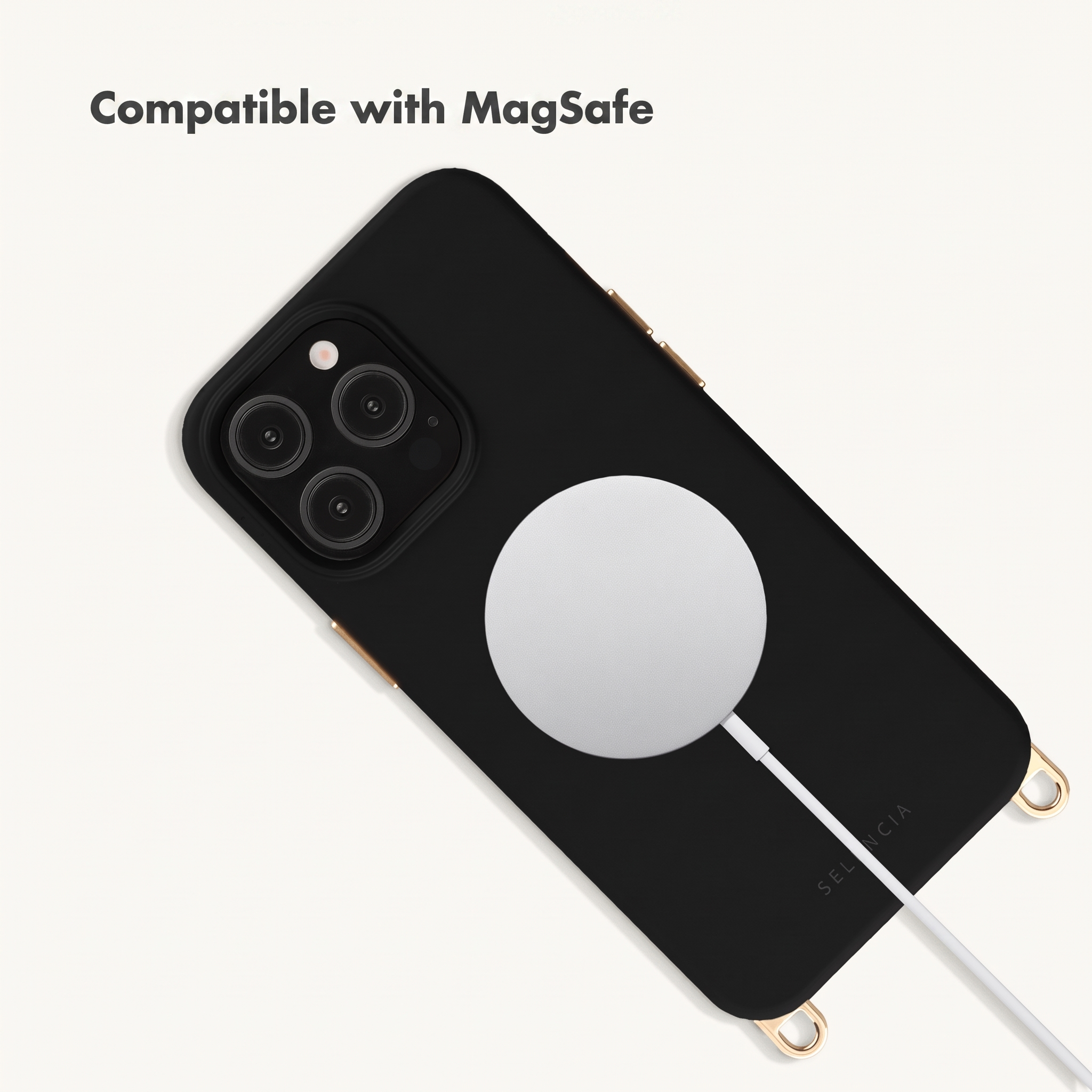 Schwarze Handyhülle mit MagSafe-Ladegerät auf weißem Hintergrund.