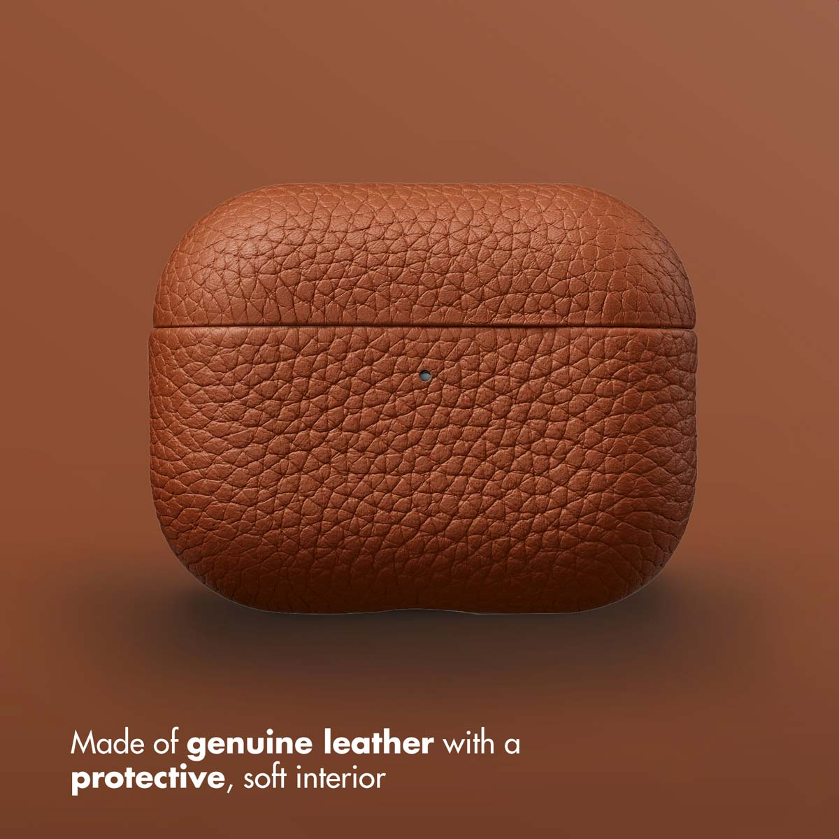Una custodia per AirPods in pelle marrone su sfondo marrone coordinato, con testo in basso sul materiale.