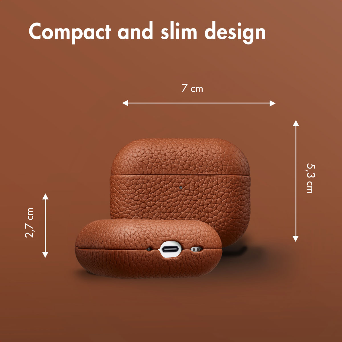 Design compatto e sottile di custodie per AirPods in pelle marrone con dimensioni.
