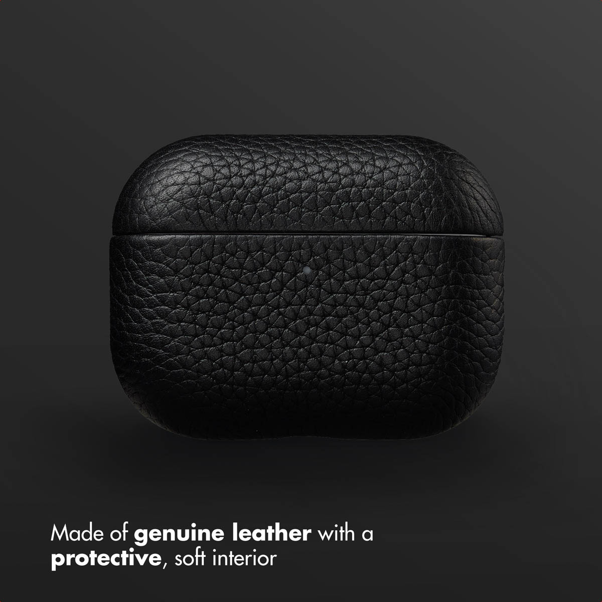 Custodia per AirPods in pelle nera su sfondo scuro con testo bianco.
