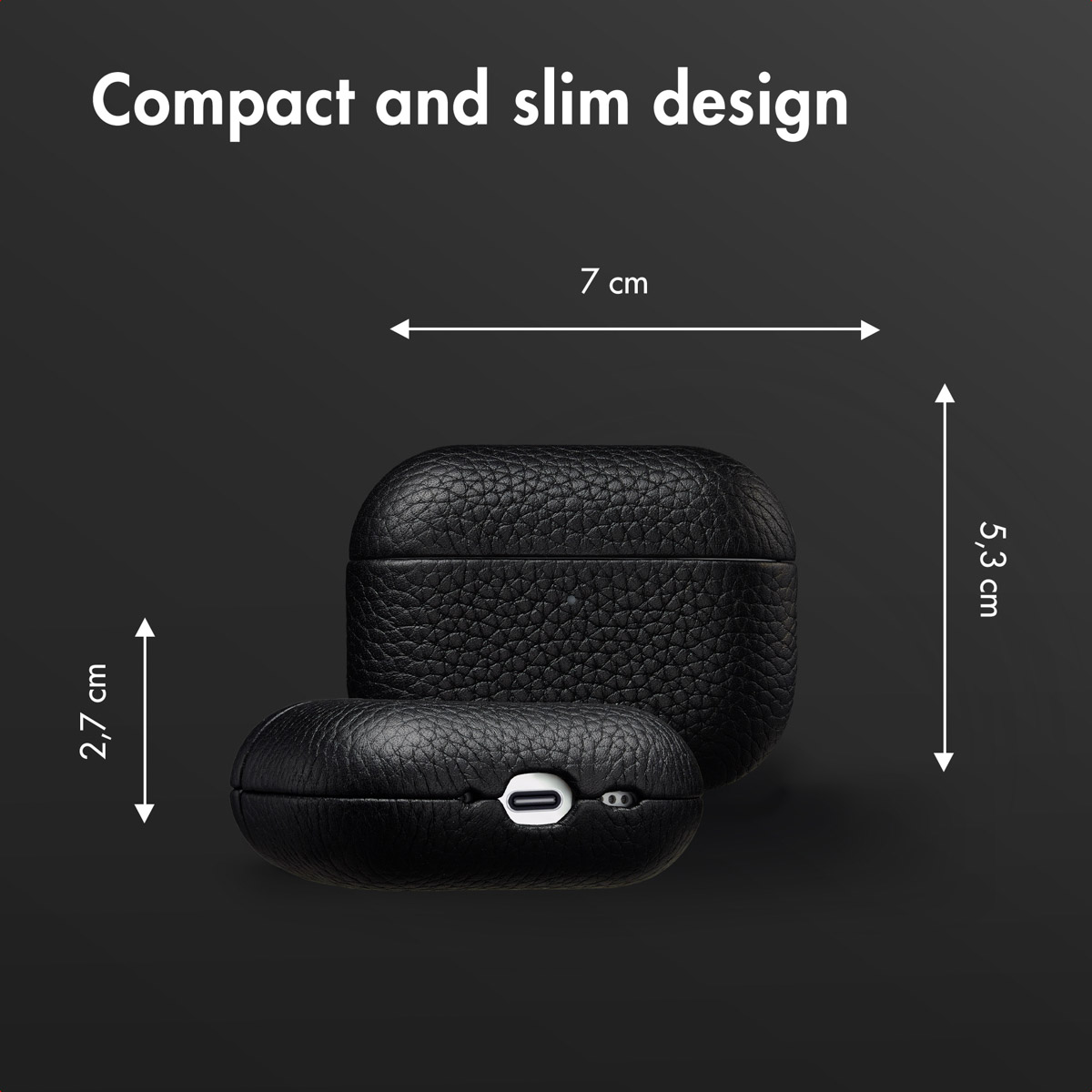 Custodia compatta in pelle nera per AirPods con dimensioni: 7 cm di larghezza, 5,3 cm di altezza e 2,7 cm di profondità.