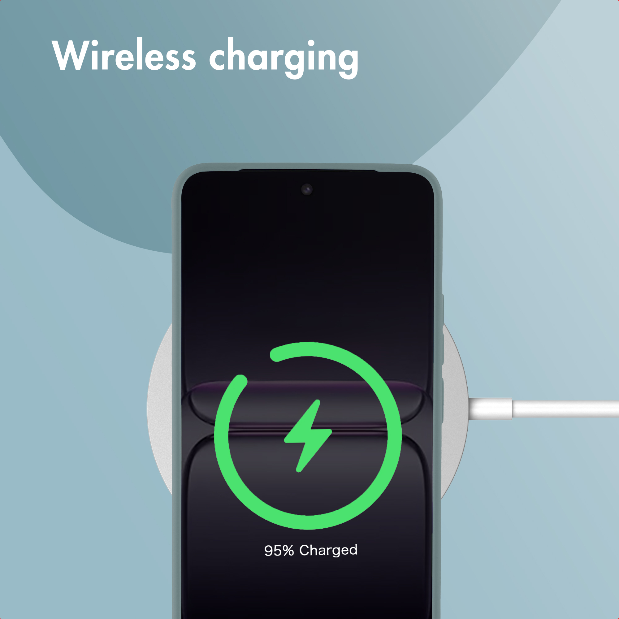 Smartphone su caricatore wireless bianco che mostra il 95 per cento di carica.