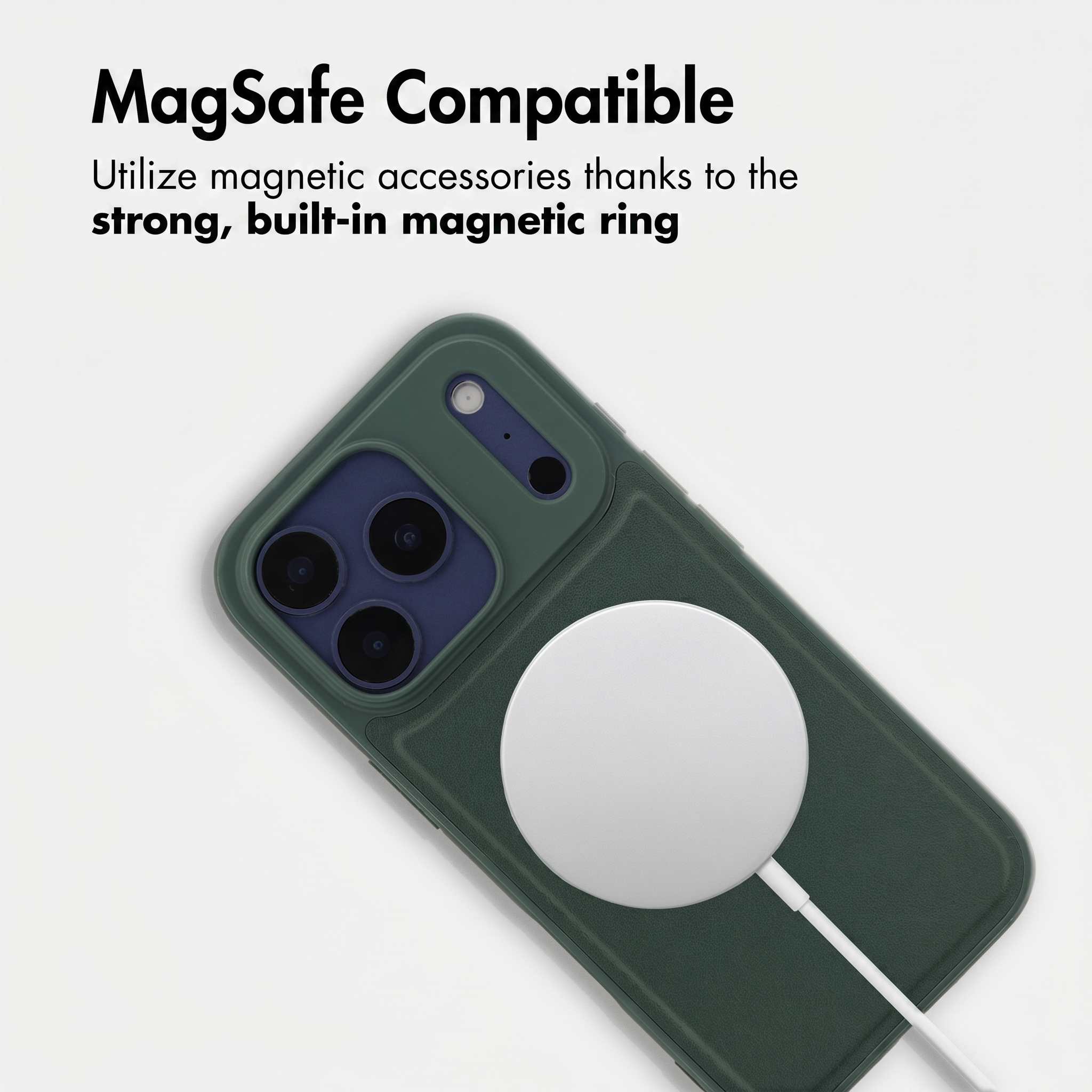 Une coque de téléphone verte avec un chargeur MagSafe attaché sur fond blanc.