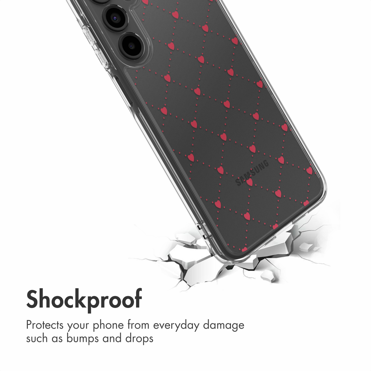 Uno smartphone in custodia trasparente con cuori rosa su sfondo bianco rotto, che mostra protezione.