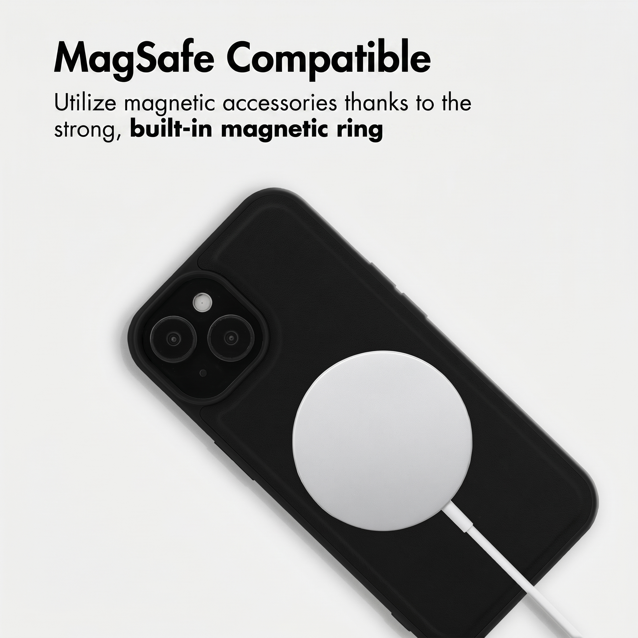 MagSafe-oplader bevestigd aan de achterkant van een zwarte hoes op wit oppervlak.