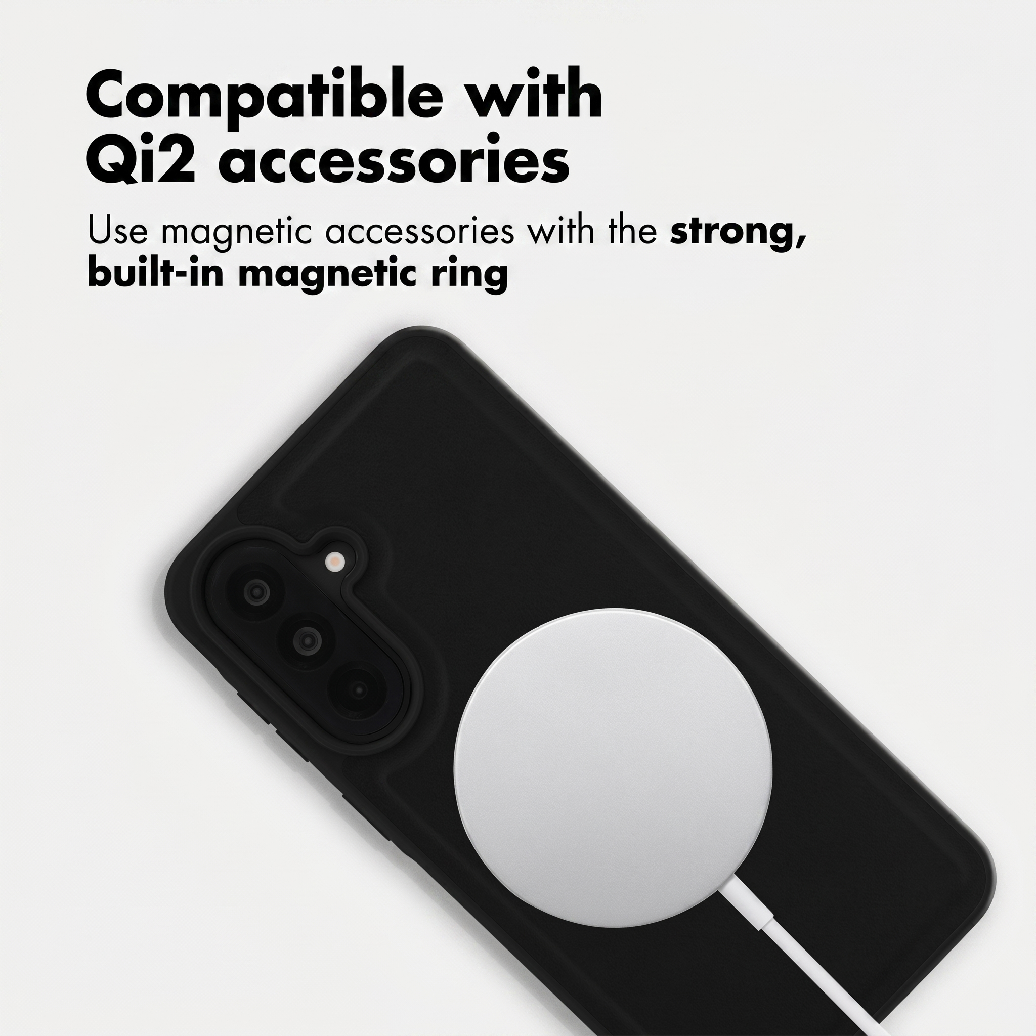 Schwarzes Smartphone mit MagSafe-Ladegerät, Qi2-kompatibel, Text über Qi2-Zubehör oben.