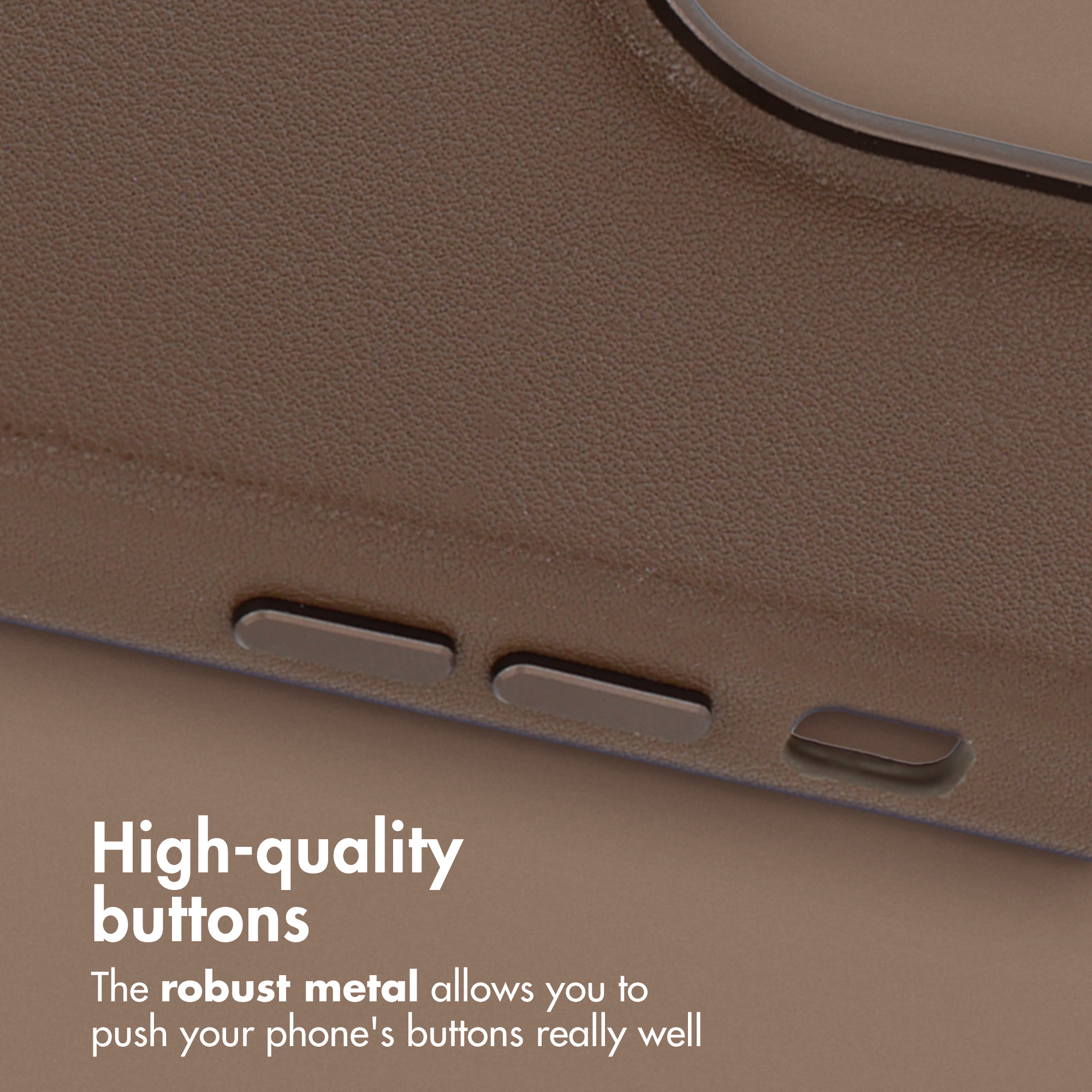 Primo piano di una custodia per cellulare marrone con pulsanti metallici.