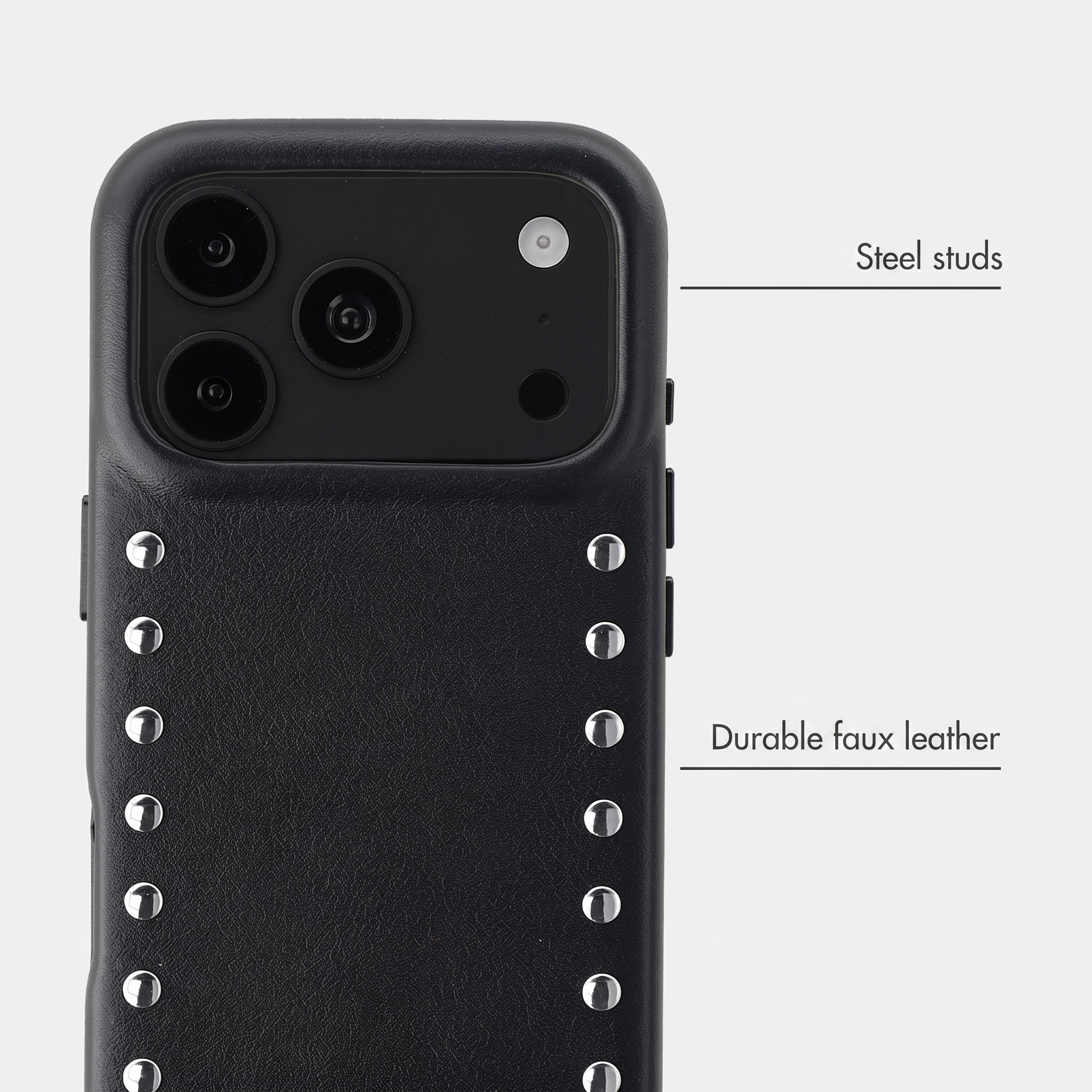 Primo piano di una custodia per smartphone in pelle nera con borchie in acciaio.
