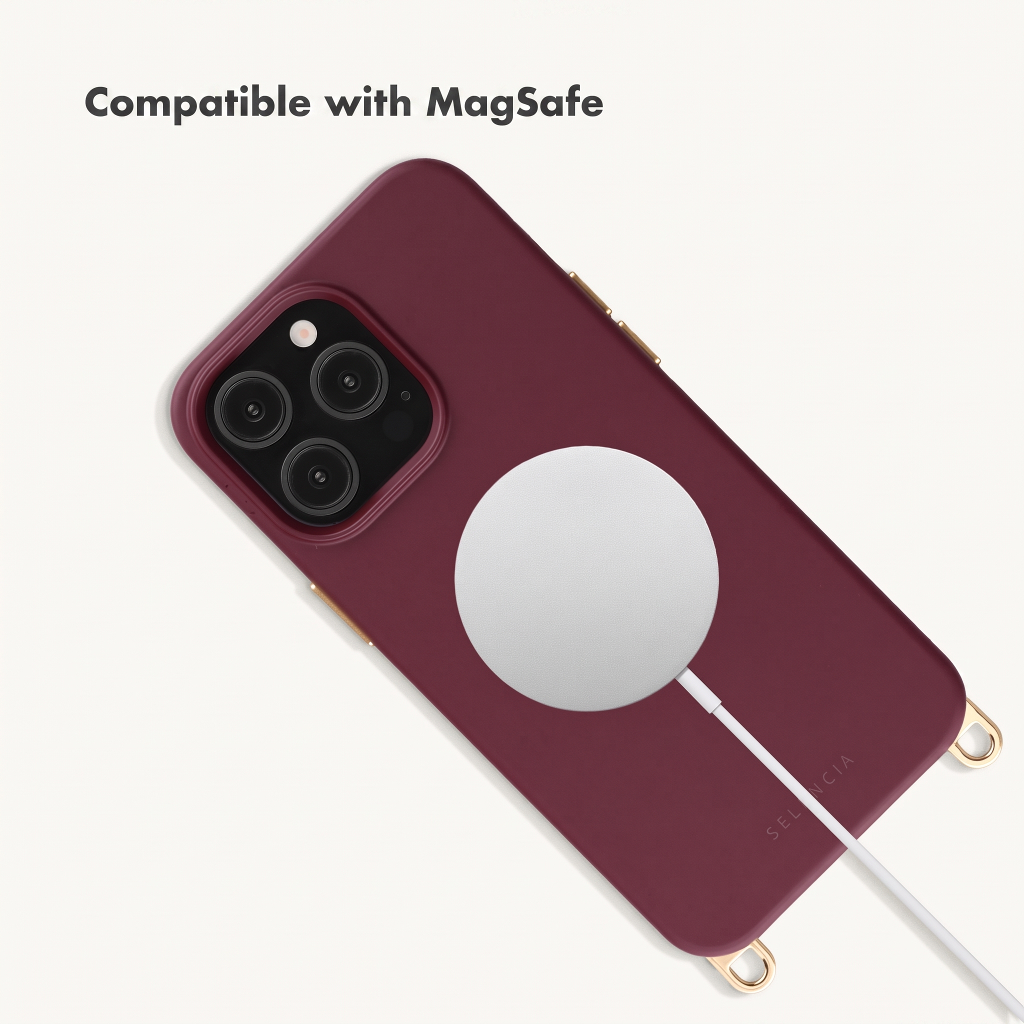 Eine bordeauxrote Handyhülle mit MagSafe-Ladegerät auf weißem Hintergrund.