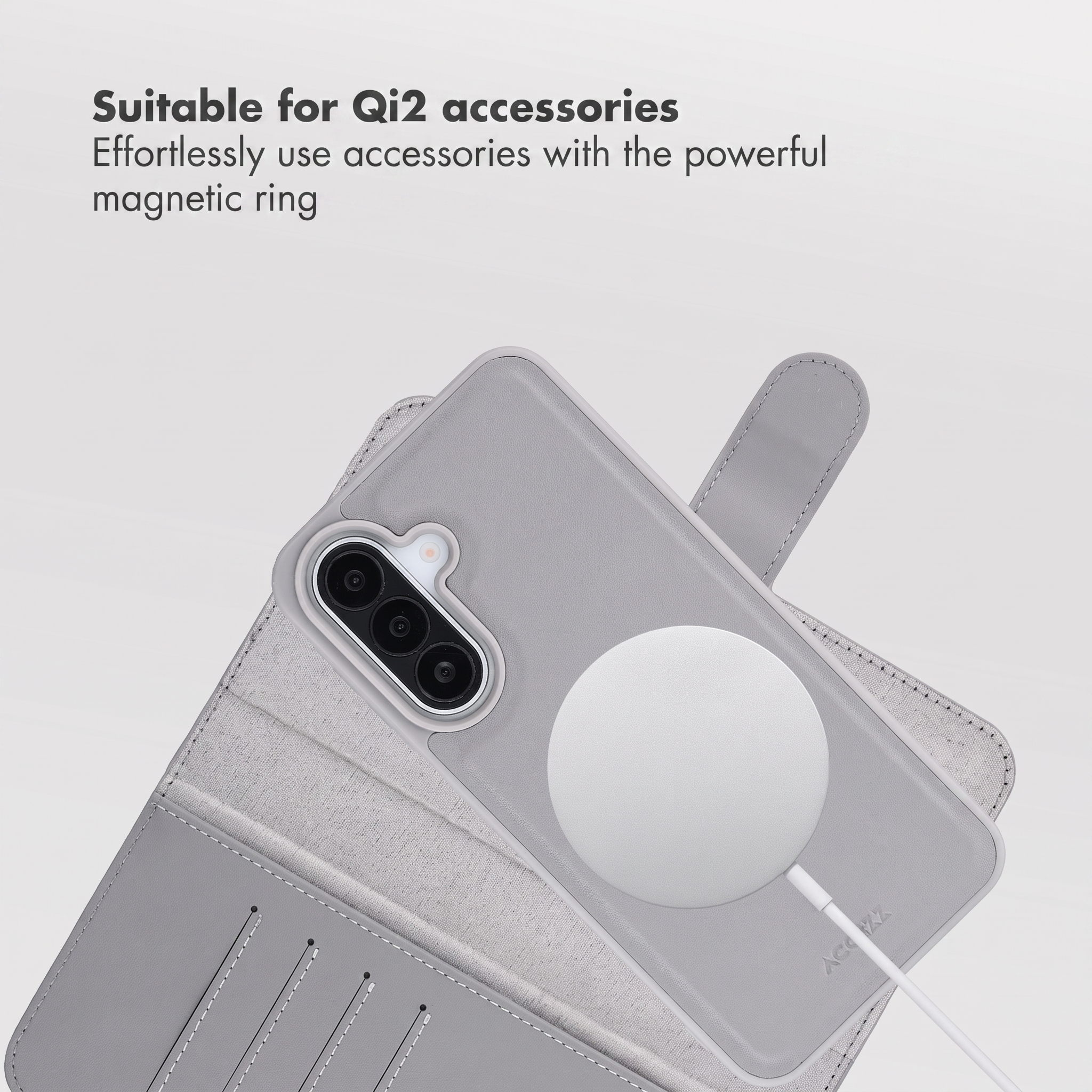 Une coque de téléphone grise avec anneau magnétique, sur un étui portefeuille assorti, fond clair.
