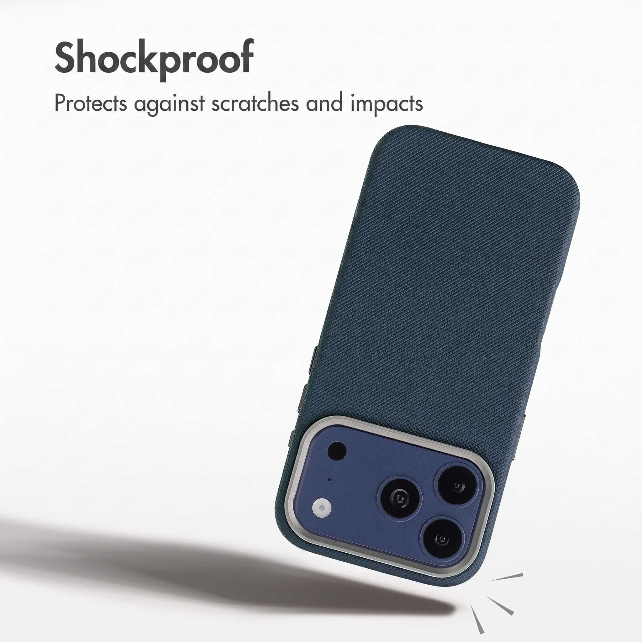 Custodia per telefono blu texturizzata con tripla fotocamera. Testo Shockproof.
